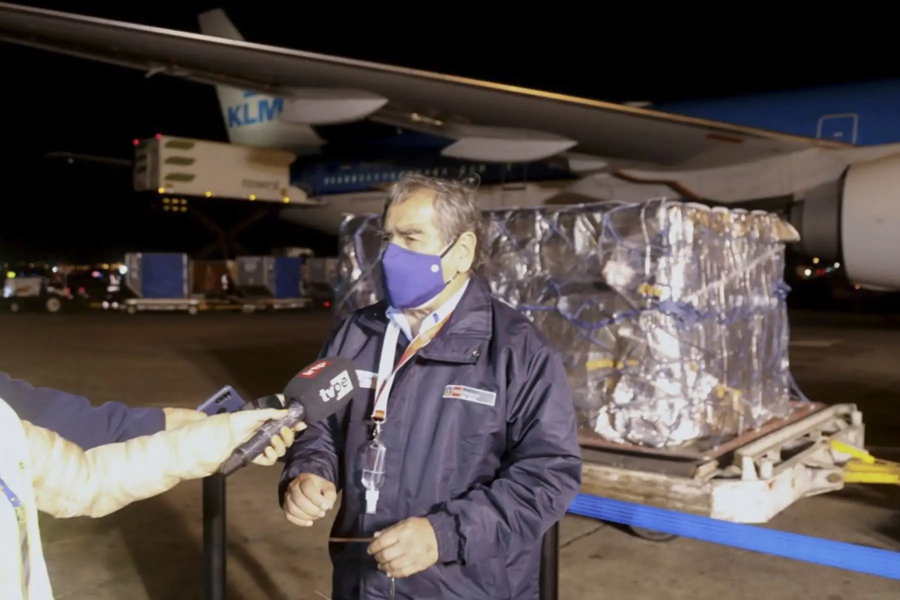 El ministro de Salud, Oscar Ugarte, recibió esta noche un nuevo lote de 497 250 dosis de vacunas de Pfizer como parte de la compra directa al laboratorio. Foto: ANDINA/Minsa