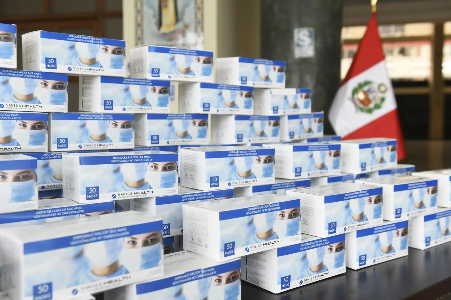 Ministro del Interior, José Elice, participa en la ceremonia de entrega de 250 000 mascarillas quirúrgicas a la Policía Nacional donadas con apoyo de la Embajada de Suiza en el Perú. Foto: ANDINA/Mininter