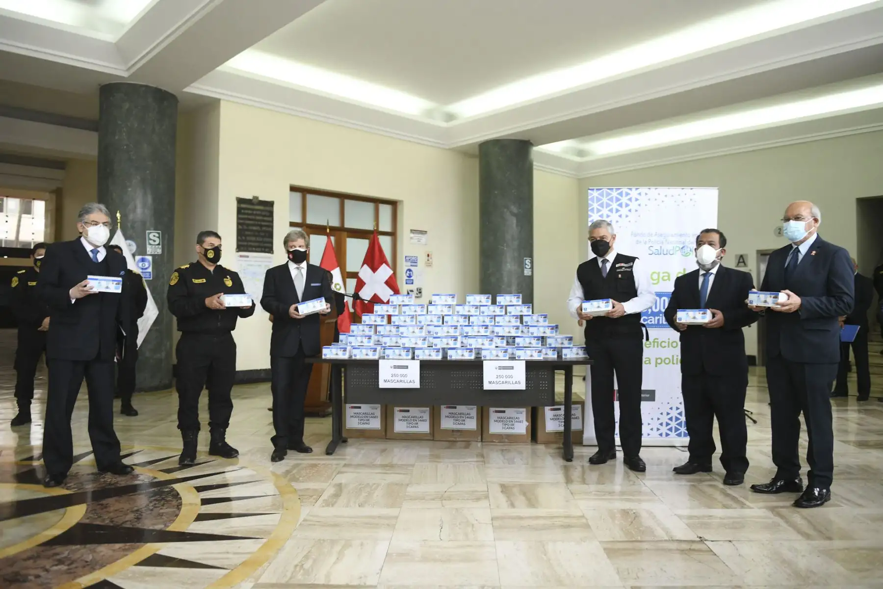 Ministro del Interior, José Elice, participa en la ceremonia de entrega de 250 000 mascarillas quirúrgicas a la Policía Nacional donadas con apoyo de la Embajada de Suiza en el Perú. Foto: ANDINA/Mininter
