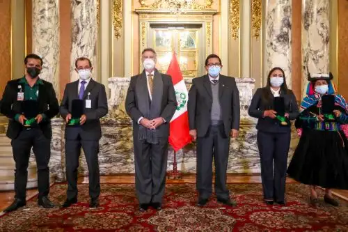 Por obtener el primer lugar, el gobierno regional de San Martín recibió la Medalla Midagri 2021 y obtuvo el financiamiento para proyectos productivos por 5 millones de soles y una pasantía interna para ocho participantes. Foto: ANDINA/Prensa Presidencia