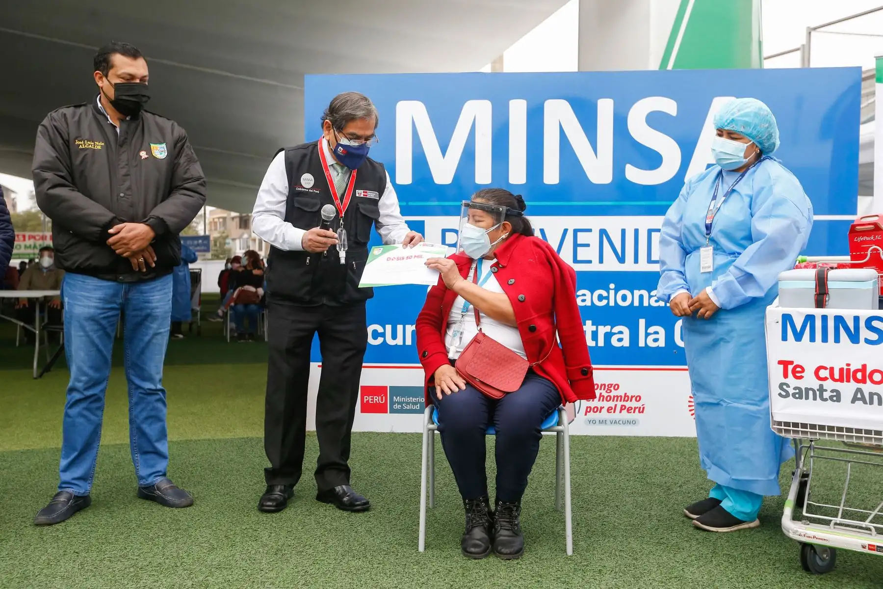 Ministro de Salud Óscar Ugarte supervisa la vacunación 50 mil del distrito de Santa Anita contra la COVID-19.
Foto: ANDINA/Minsa