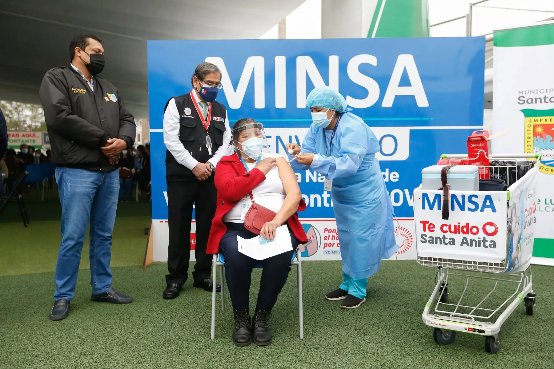 Ministro de Salud Óscar Ugarte supervisa la vacunación 50 mil del distrito de Santa Anita contra la COVID-19.
Foto: ANDINA/Minsa