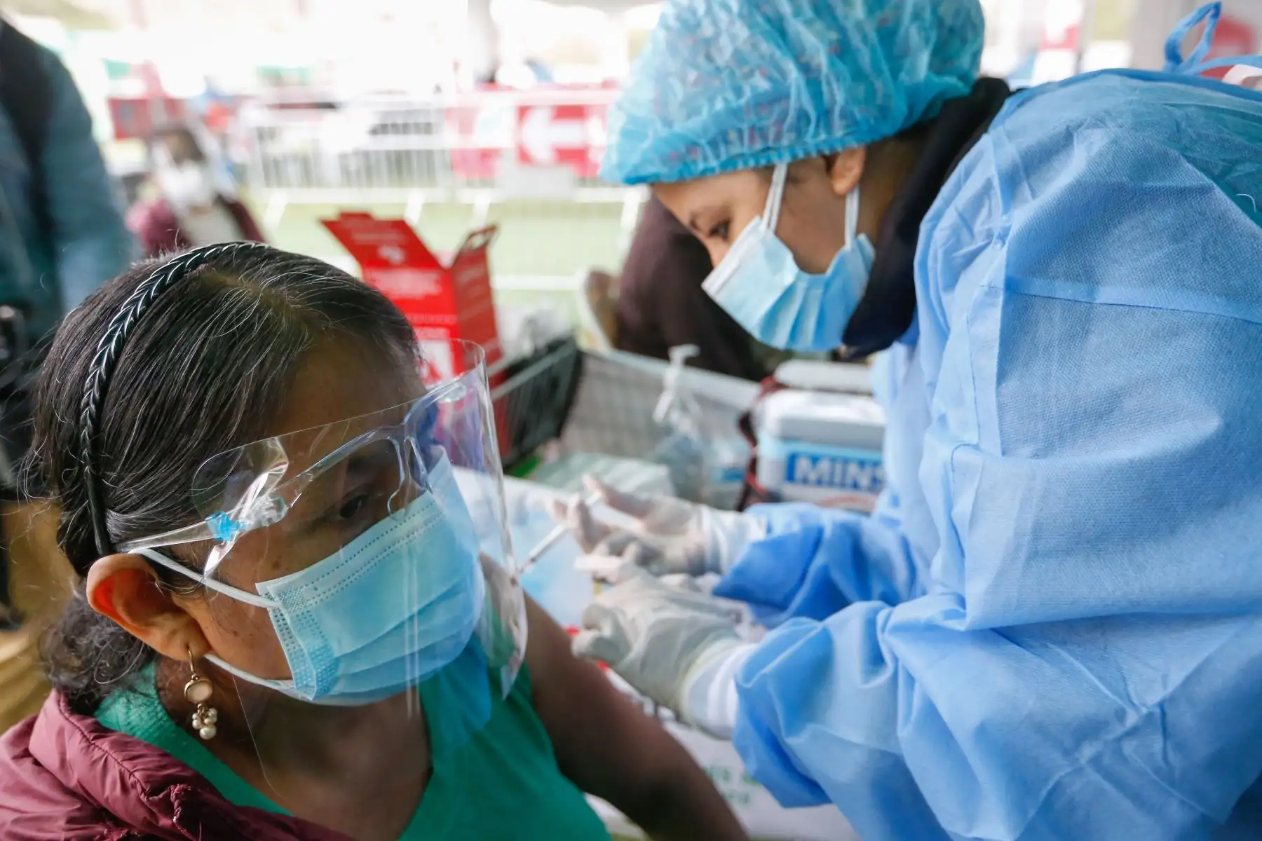 Ministro de Salud Óscar Ugarte supervisa la vacunación 50 mil del distrito de Santa Anita contra la COVID-19.
Foto: ANDINA/Minsa