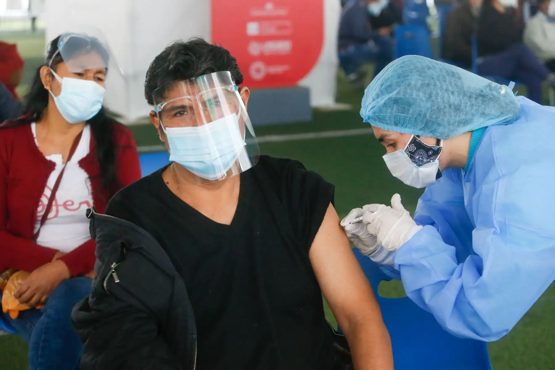 Ministro de Salud Óscar Ugarte supervisa la vacunación 50 mil del distrito de Santa Anita contra la COVID-19.
Foto: ANDINA/Minsa