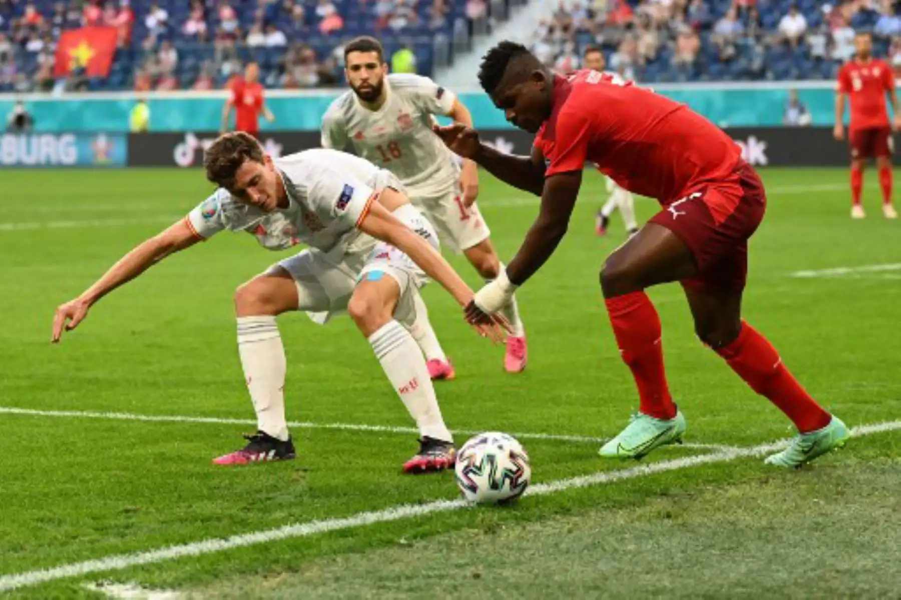 El delantero suizo Breel Embolo desafía al defensor español Pau Torres durante el partido de fútbol de cuartos de final de la UEFA EURO 2020 entre Suiza y España en el Estadio de San Petersburgo en San Petersburgo. Foto: AFP