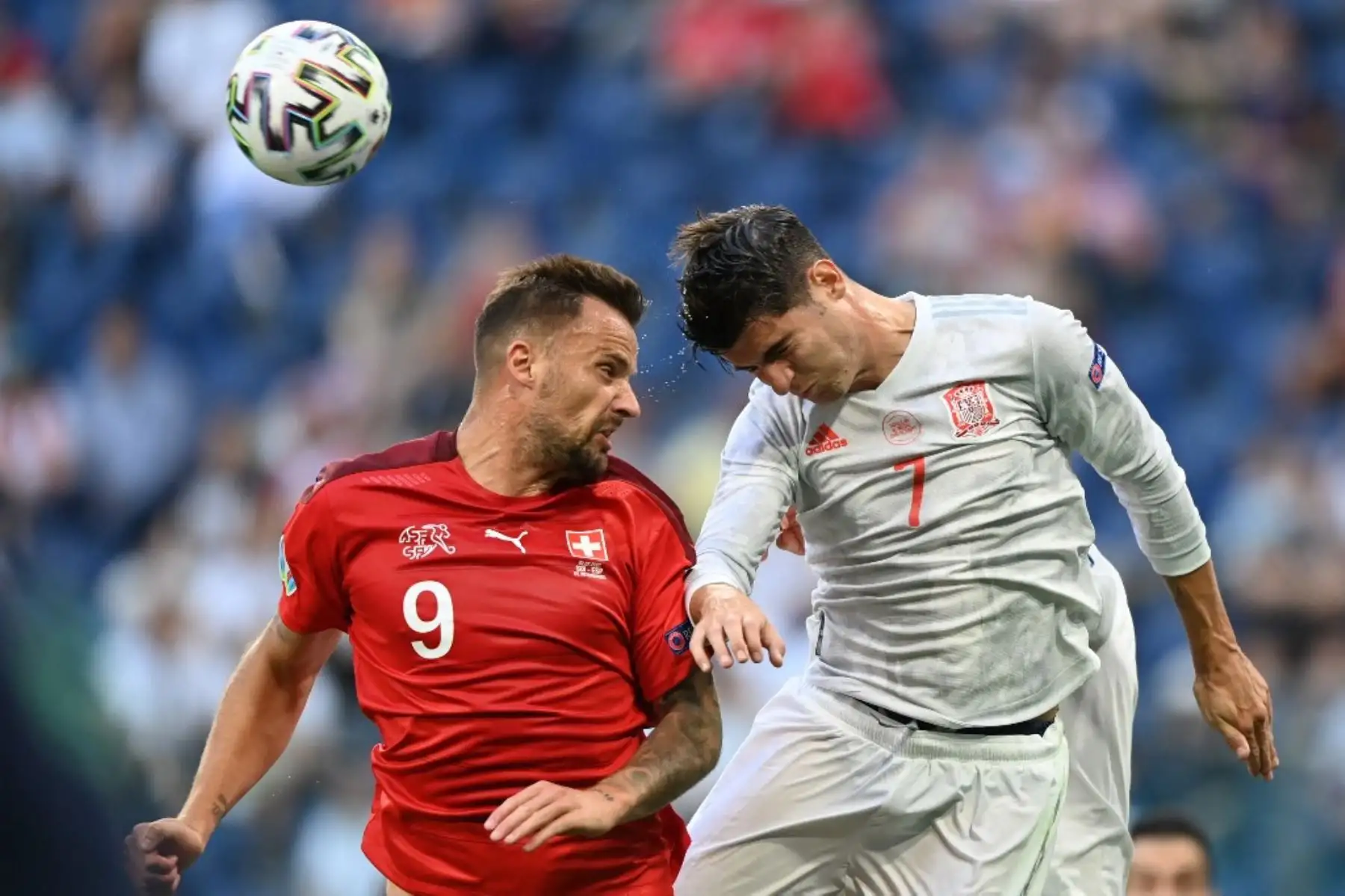El delantero español Álvaro Morata cabecea el balón con el delantero suizo Haris Seferovic durante el partido de fútbol de cuartos de final de la UEFA EURO 2020 entre Suiza y España en el Estadio de San Petersburgo en San Petersburgo. Foto: AFP