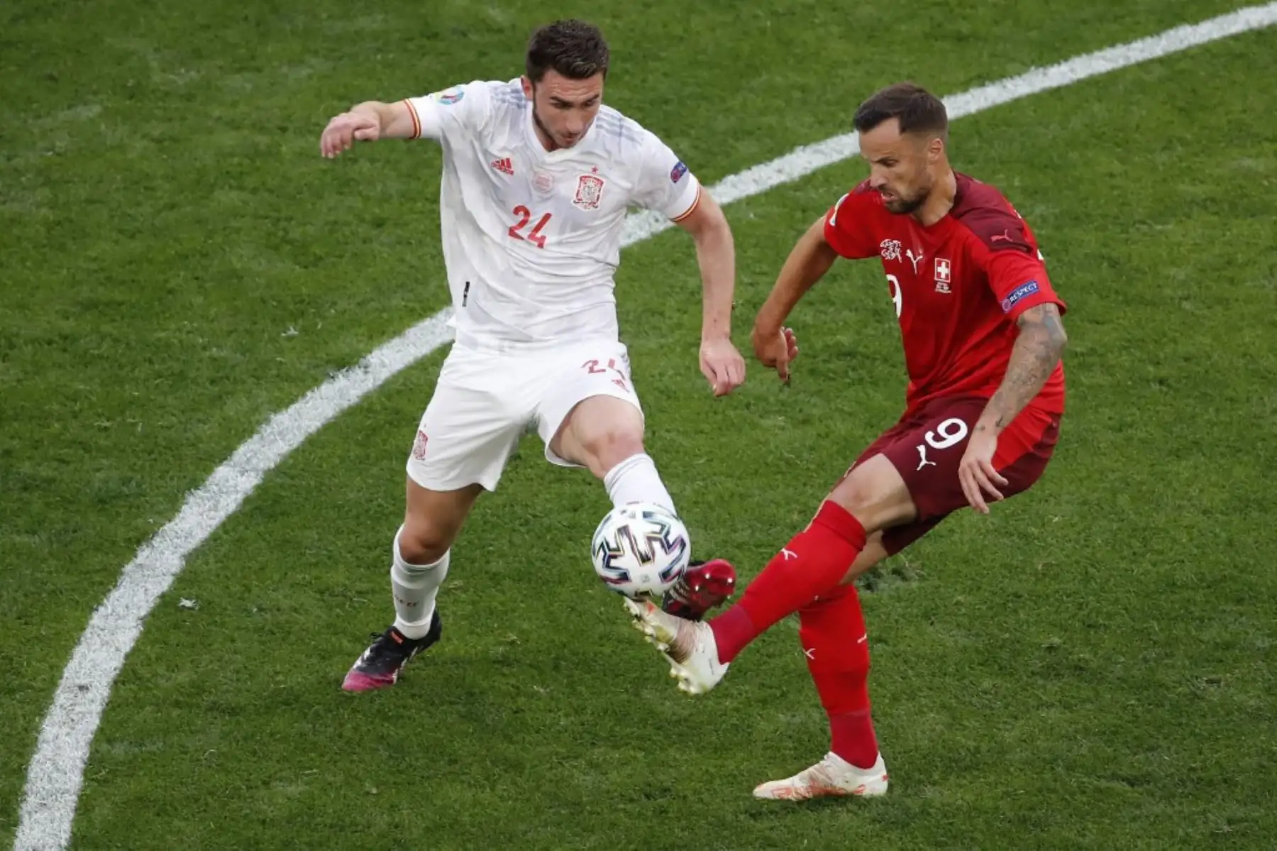 El delantero suizo Haris Seferovic desafía al defensor español Aymeric Laporte, durante el partido de fútbol de cuartos de final de la UEFA EURO 2020 entre Suiza y España en el Estadio de San Petersburgo. Foto: AFP