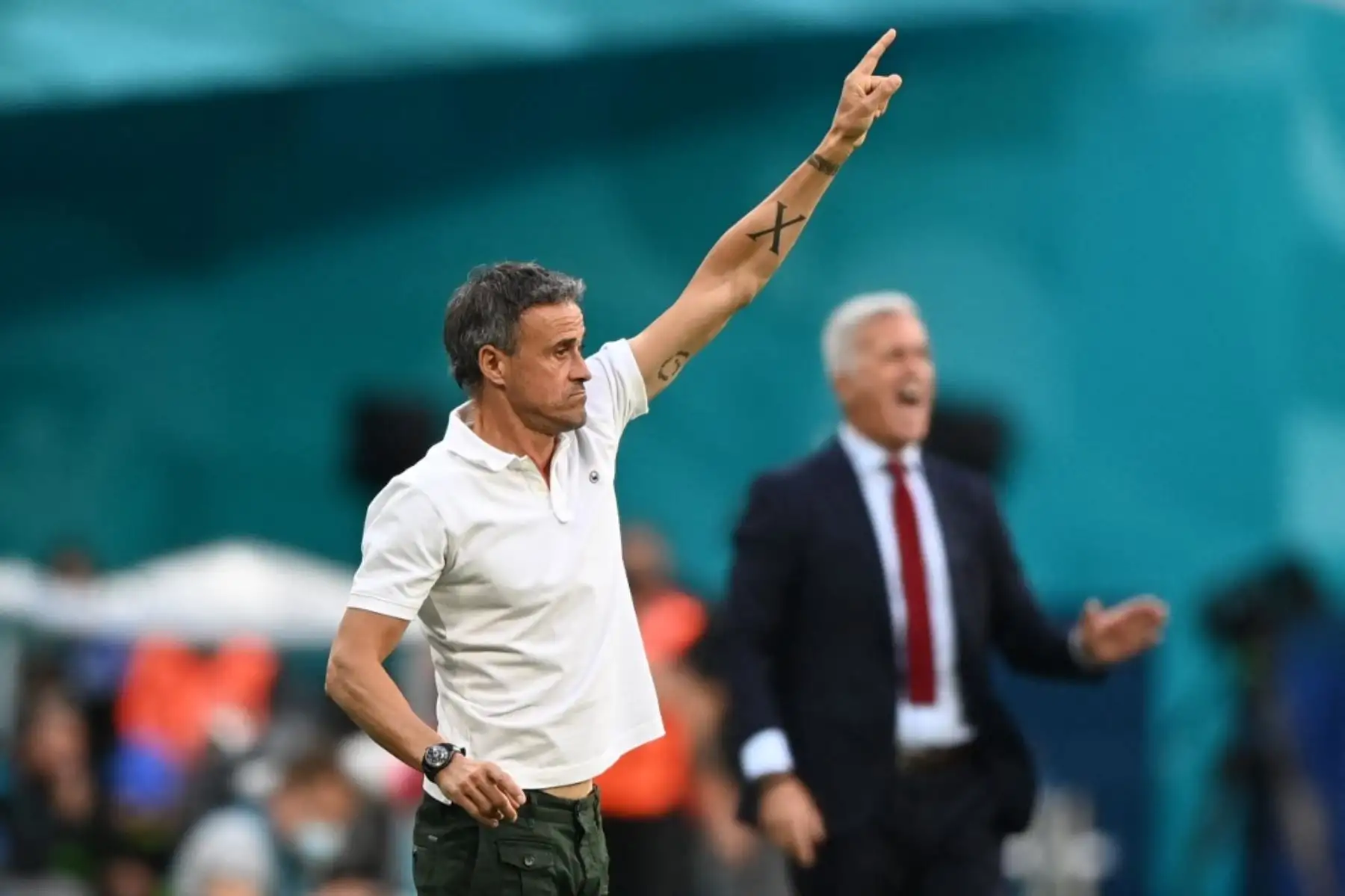 El entrenador de España Luis Enrique hace un gesto durante el partido de fútbol de cuartos de final de la UEFA EURO 2020 entre Suiza y España en el estadio de San Petersburgo. Foto: AFP