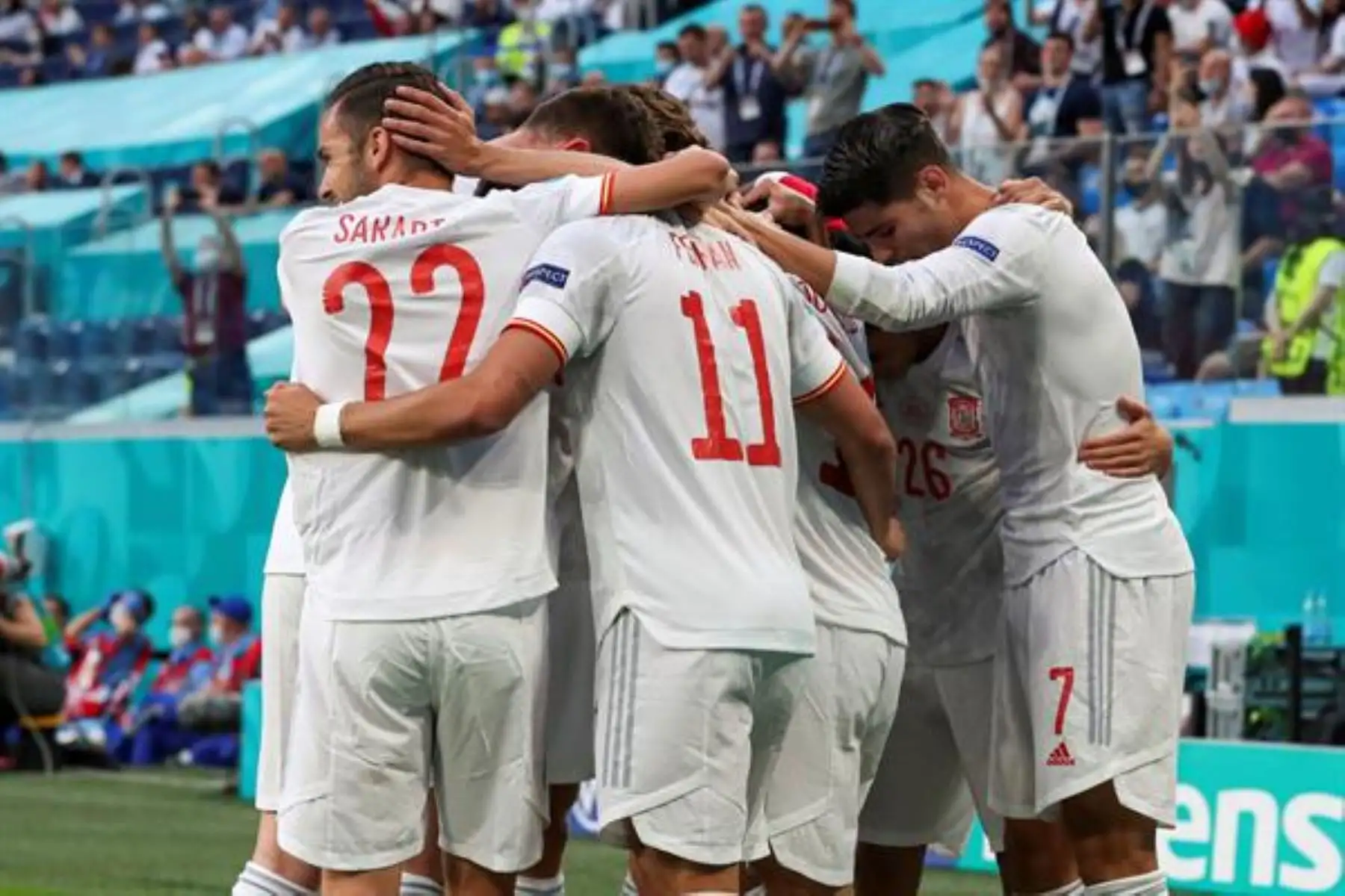 Los jugadores de España celebran el 0-1 durante el partido de cuartos de final de la Eurocopa 2020 ante Suiza, en el estadio Krestovski, en San Petersburgo. Foto: EFE