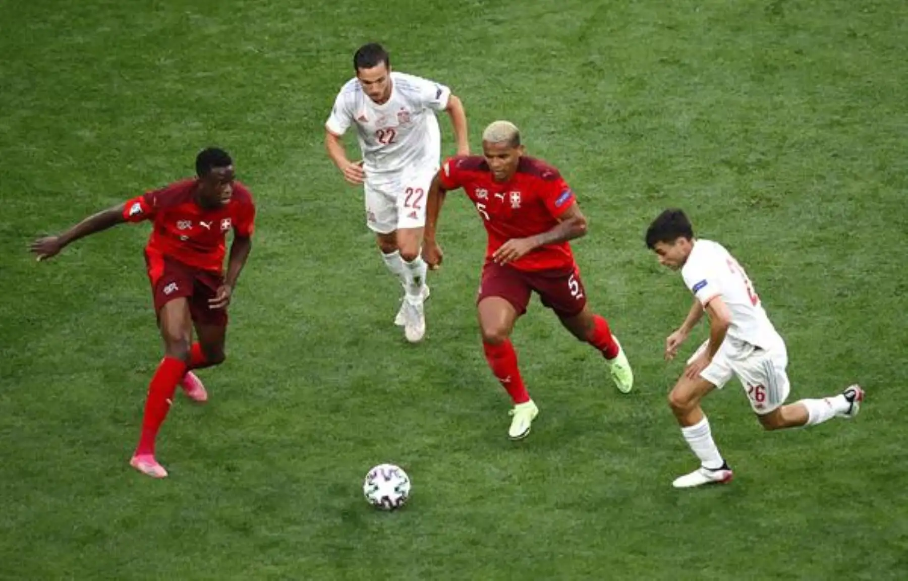 Manuel Akanji  de Suiza en acción contra Pablo Sarabia de España, durante el partido de cuartos de final de la UEFA EURO 2020 entre Suiza y España en San Petersburgo. Foto: EFE