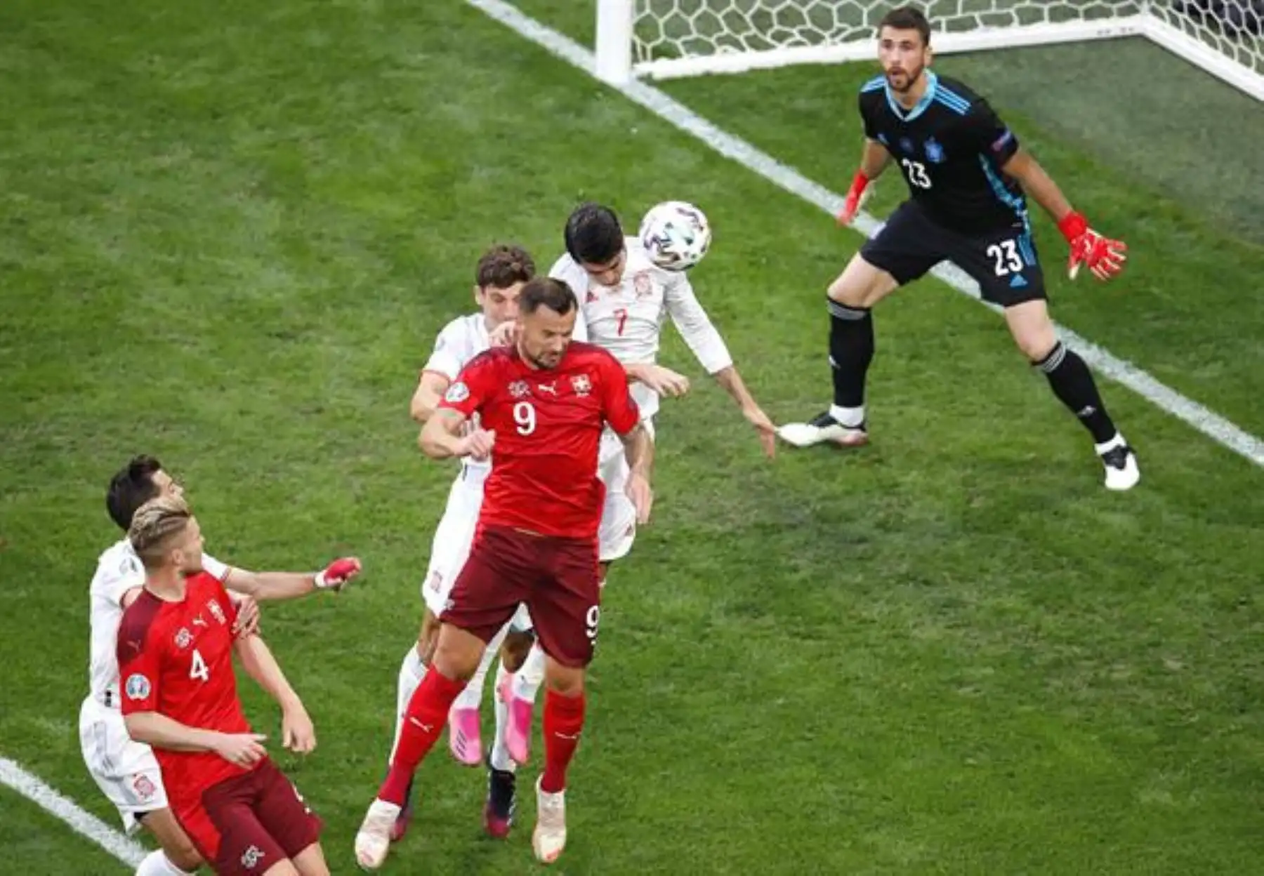 El jugador Haris Seferovic de Suiza en acción, durante el partido de cuartos de final de la UEFA EURO 2020 entre Suiza y España en San Petersburgo. Foto. EFE