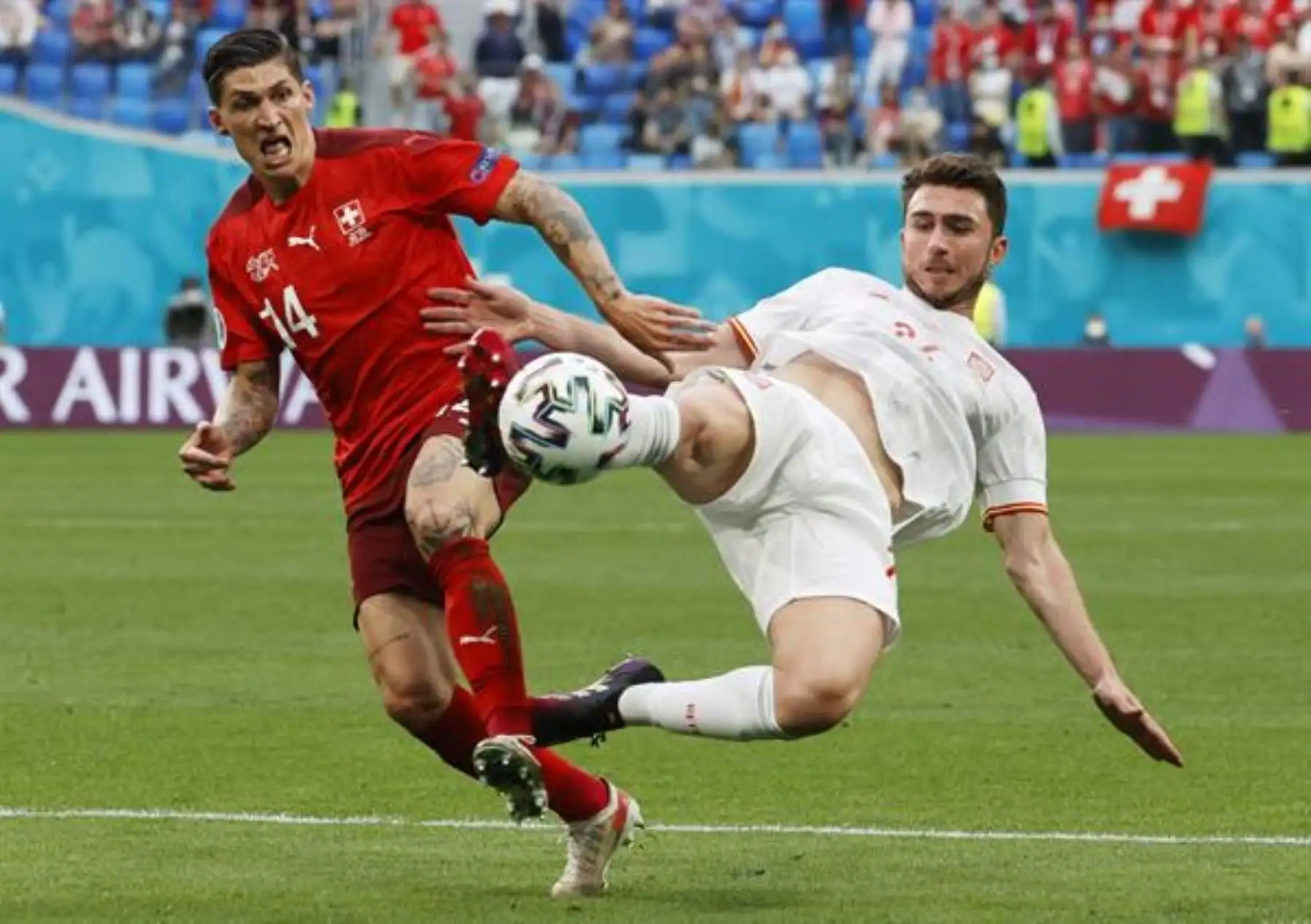 El jugador Aymeric Laporte de España, en acción contra Steven Zuber de Suiza durante el partido de cuartos de final de la UEFA EURO 2020 entre Suiza y España en San Petersburgo. Foto: EFE