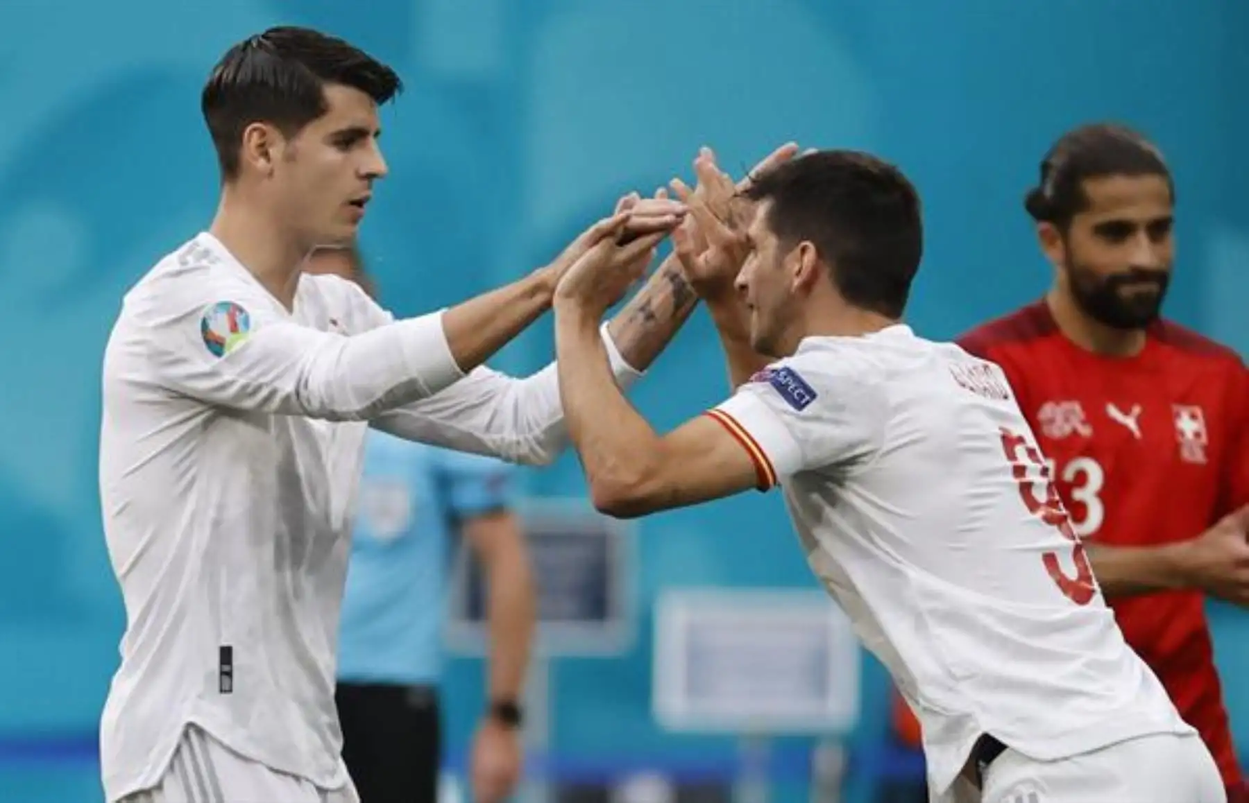 Gerard Moreno de España reemplaza a su compañero de equipo Álvaro Morata, durante el partido de cuartos de final de la UEFA EURO 2020 entre Suiza y España en San Petersburgo. Foto: EFE