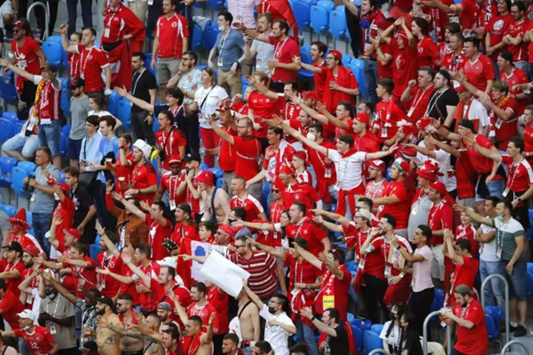 Los fanáticos de Suiza vitorean durante el partido de cuartos de final de la UEFA EURO 2020 entre Suiza y España en San Petersburgo. Foto: EFE