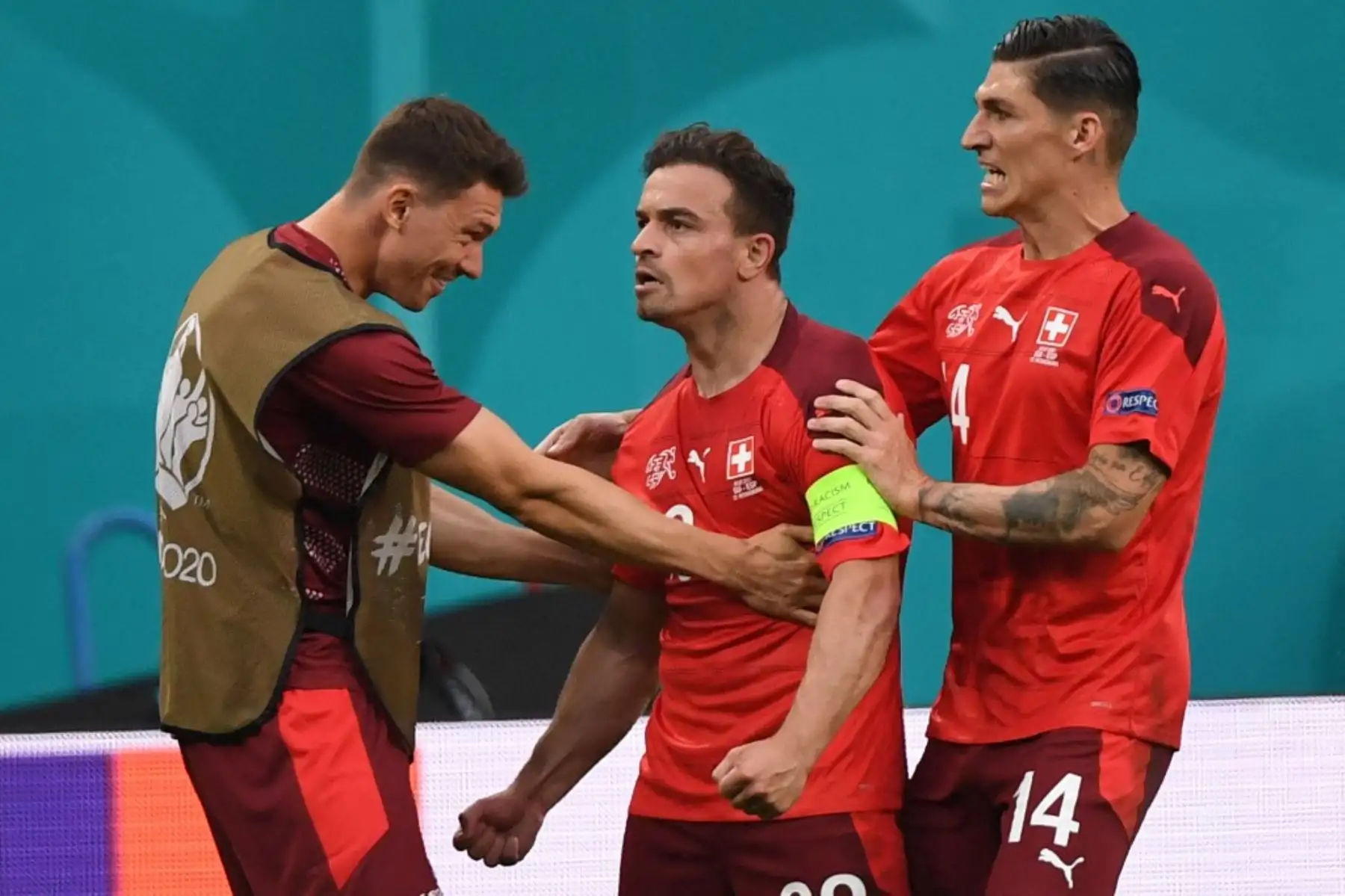 El mediocampista suizo Xherdan Shaqiri  celebra con el mediocampista suizo Steven Zuber  y el mediocampista suizo Christian Fassnacht durante el partido de cuartos de final de la UEFA EURO 2020 entre Suiza y España en el Estadio de San Petersburgo. Foto: AFP