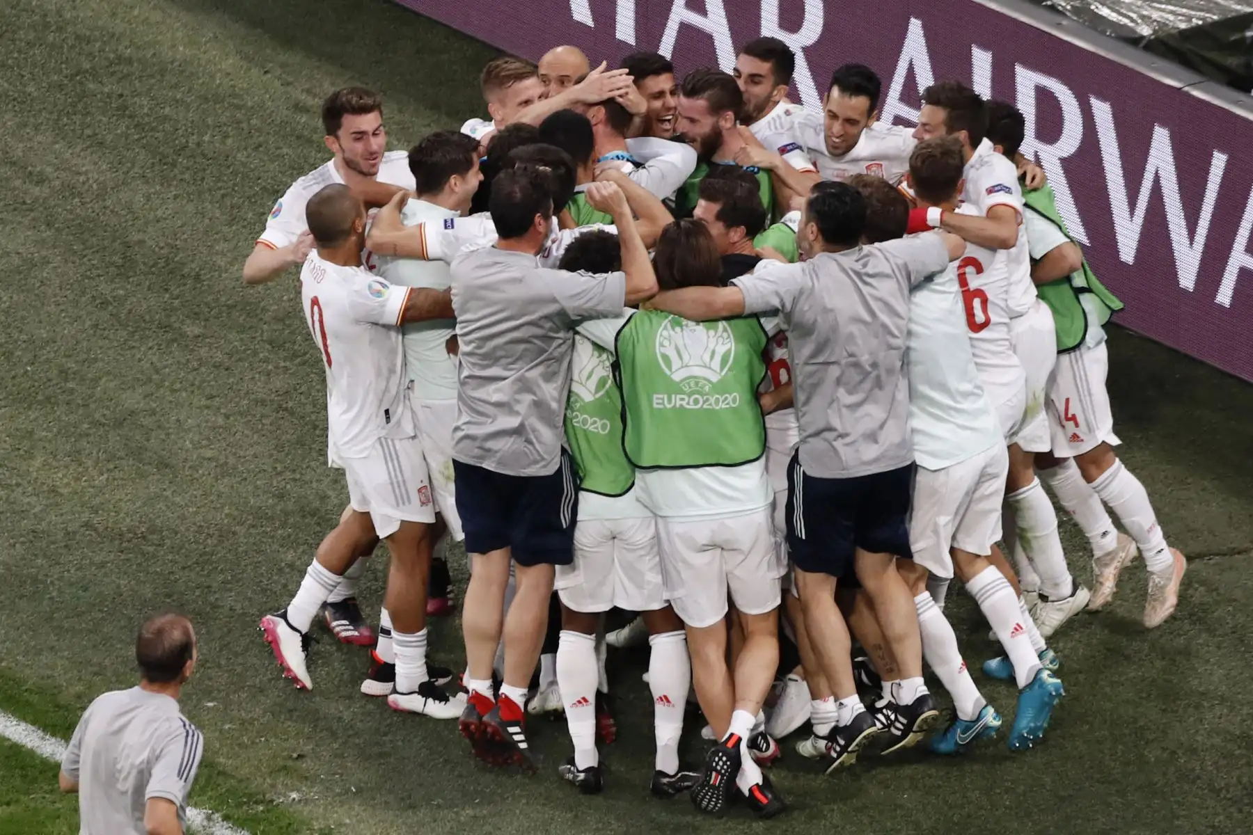 Los jugadores de España celebran después de ganar el partido de fútbol de cuartos de final de la UEFA EURO 2020 entre Suiza y España en el Estadio de San Petersburgo. Foto : AFP