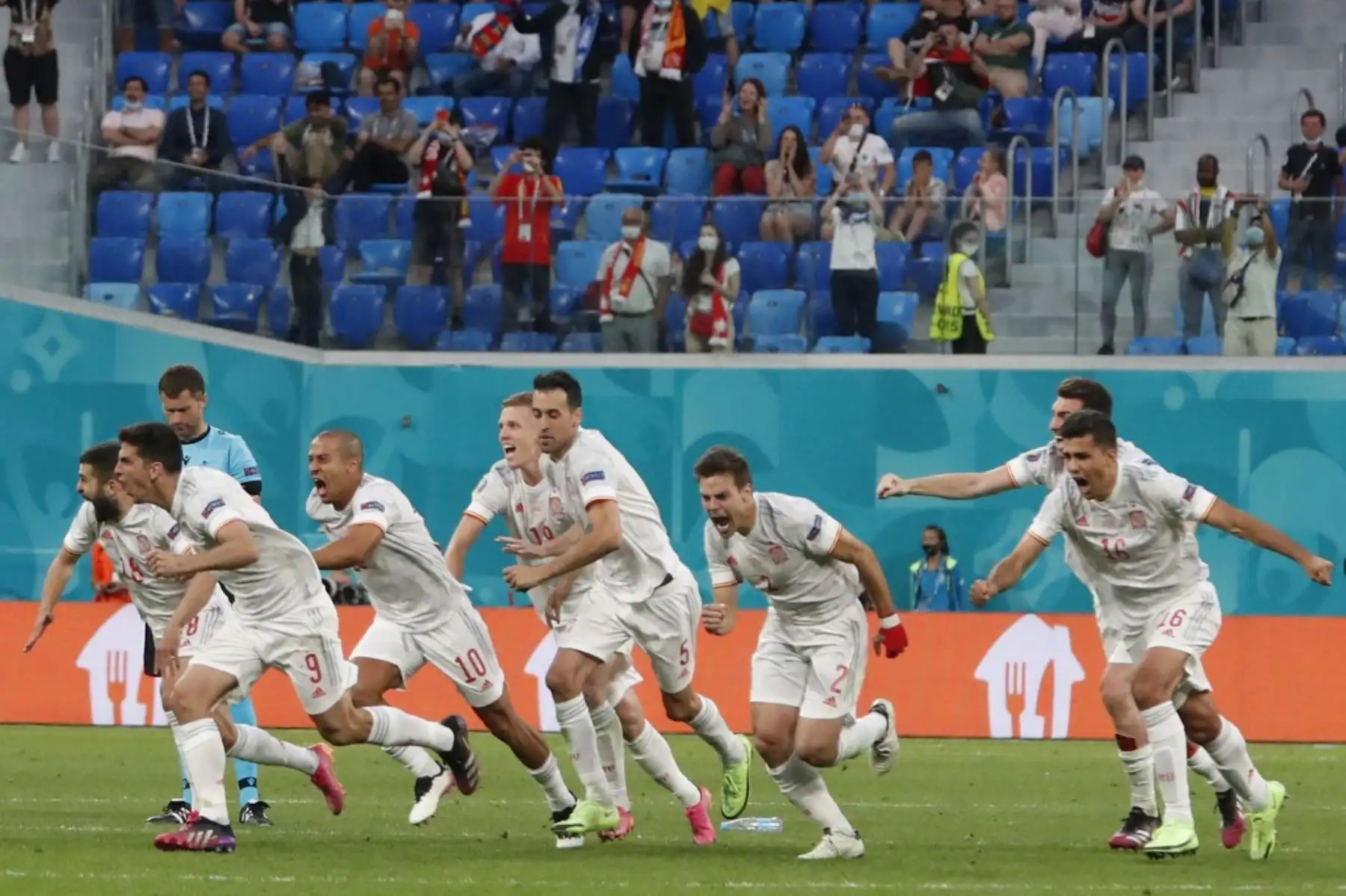 Los jugadores de España celebran después de ganar el partido de fútbol de cuartos de final de la UEFA EURO 2020 entre Suiza y España en el Estadio de San Petersburgo. Foto : AFP