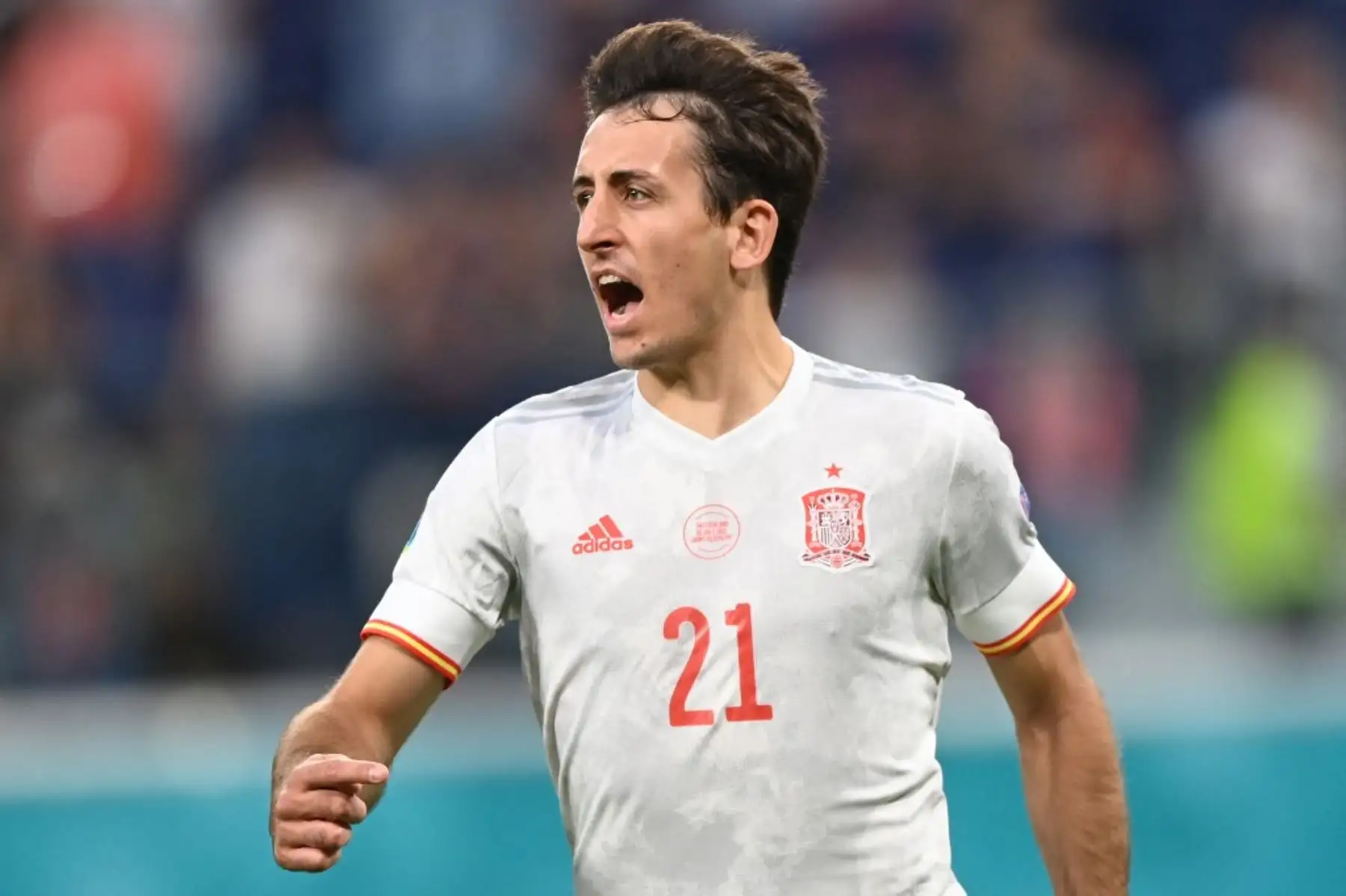 El delantero español Mikel Oiarzabal celebra tras anotar el penal ganador, durante el partido de fútbol de cuartos de final de la UEFA EURO 2020 entre Suiza y España en el Estadio de San Petersburgo. Foto : AFP