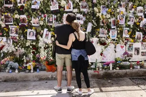 Según el canal de televisión Local 10, el cuerpo de la niña fue entregado a su padre por socorristas que lo habían extraído de los escombros. Foto: AFP.