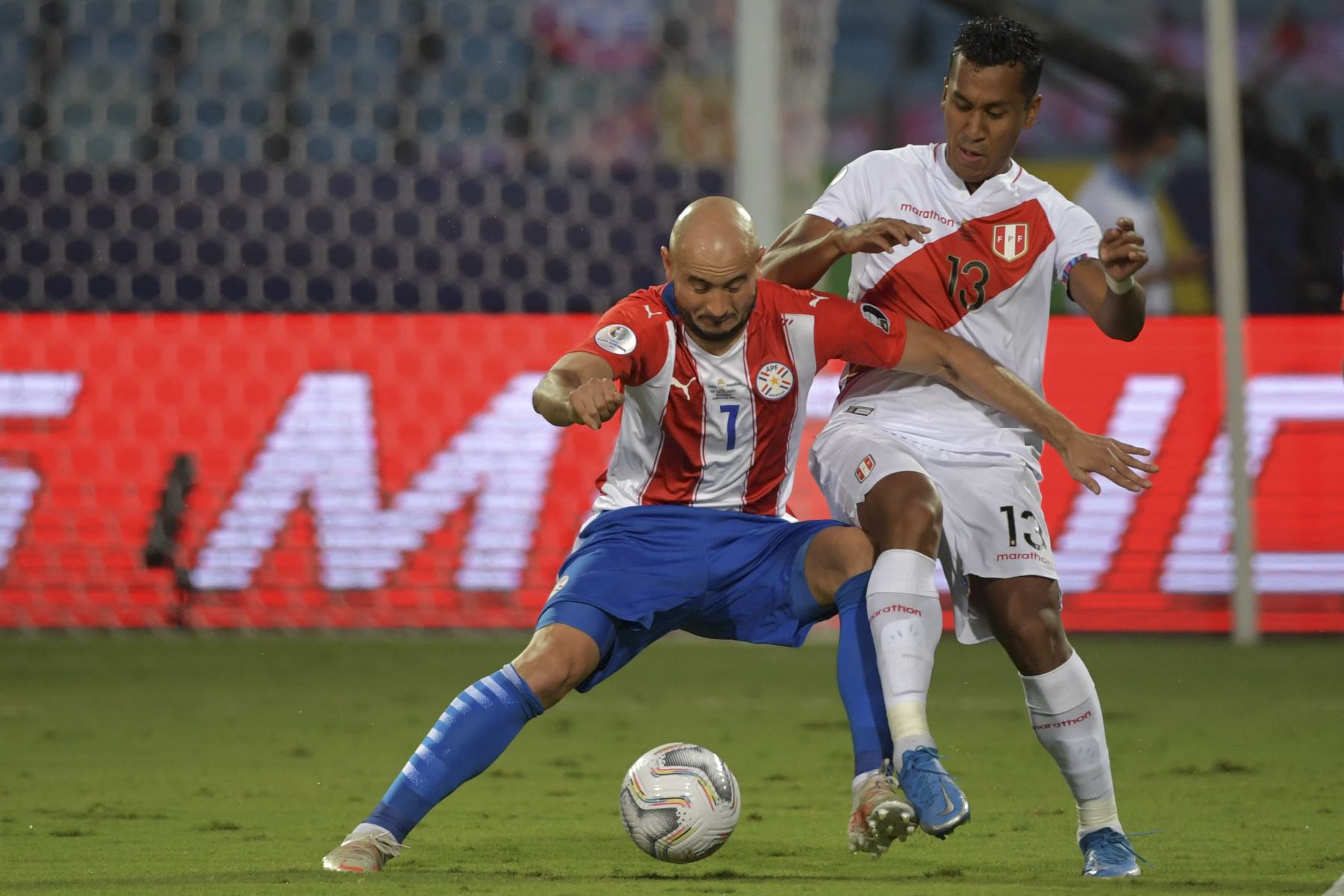 Carlos González de Paraguay y Renato Tapia de Perú compiten por el balón durante el partido de cuartos de final de la Copa América 2021, en el Estadio Olímpico de Goiania, Brasil. Foto: AFP