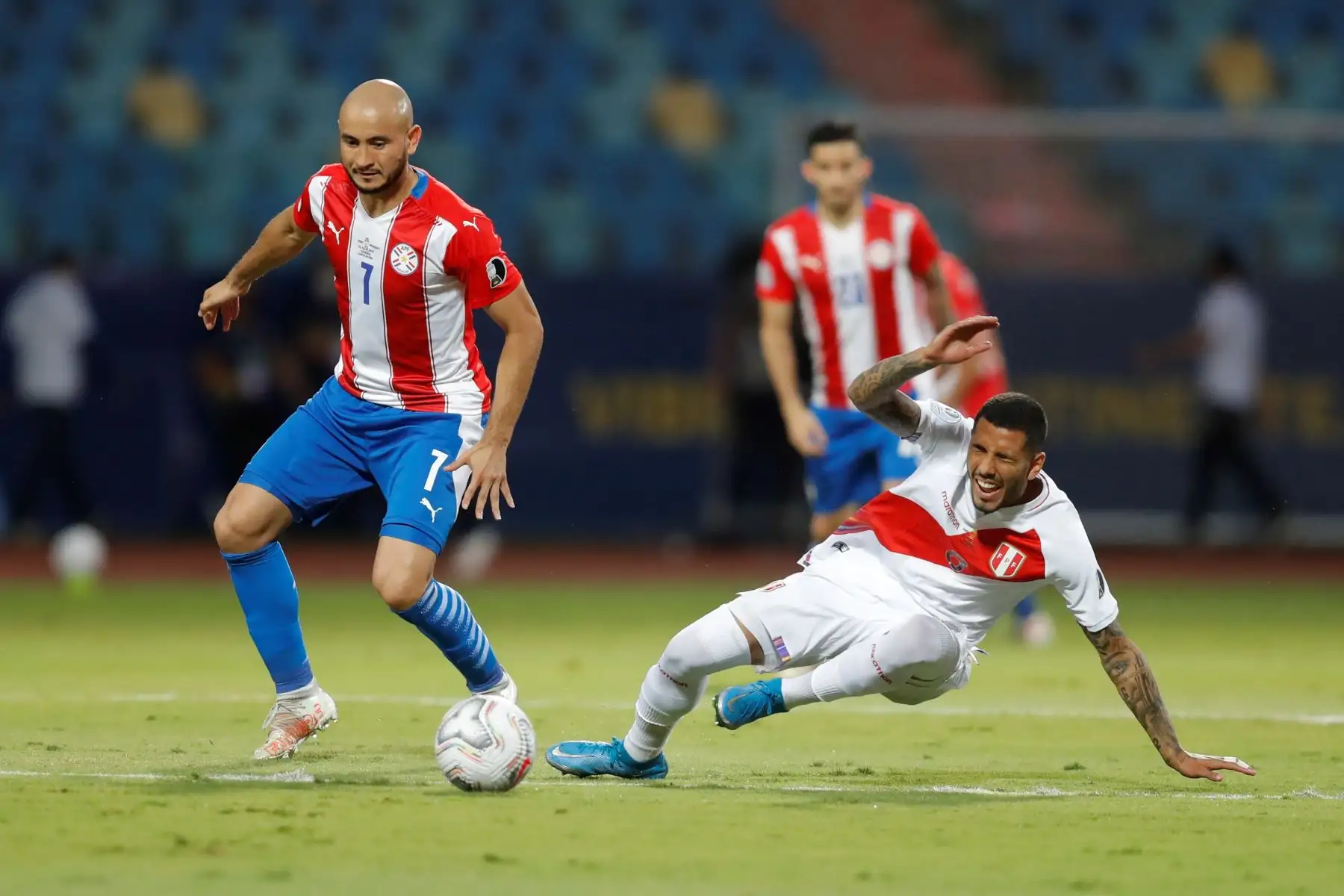 Sergio Peña de Perú disputa el balón con Carlos González de Paraguay durante un partido por los cuartos de final de la Copa América en el estadio Olímpico Pedro Ludovico Teixeira, en Goiania, Brasil. Foto: EFE