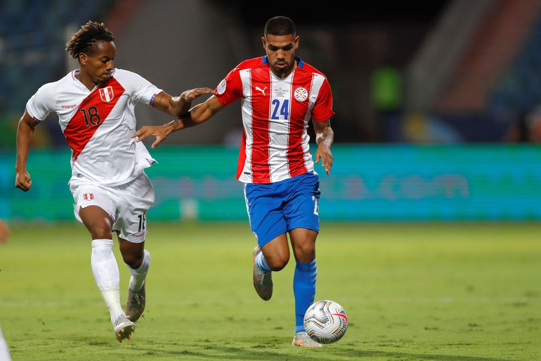 André Carrillo de Perú disputa un balón con Héctor Martínez de Paraguay durante partido de los cuartos de final de la Copa América, en el Estadio Olímpico de Goiania, Brasil. Foto: EFE