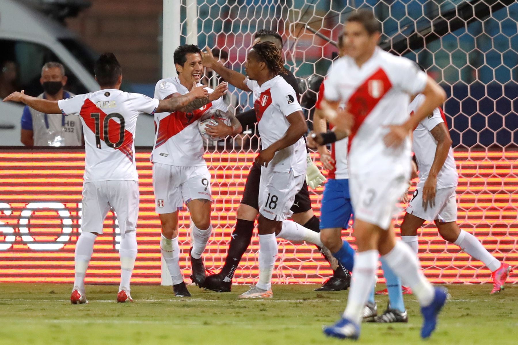Gol de Gianluca Lapadula para decretar el empate con Paraguay en los cuartos de final de la Copa América 2021. Foto: EFE