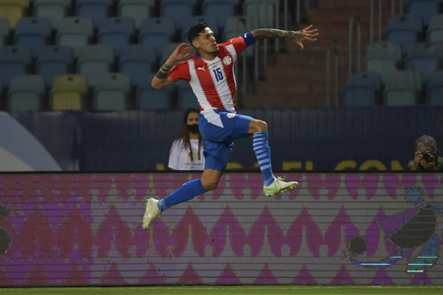 Gustavo Gómez de Paraguay celebra tras anotar contra Perú durante el partido de cuartos de final de la Copa América, en el Estadio Olímpico de Goiania, Brasil. Foto: AFP