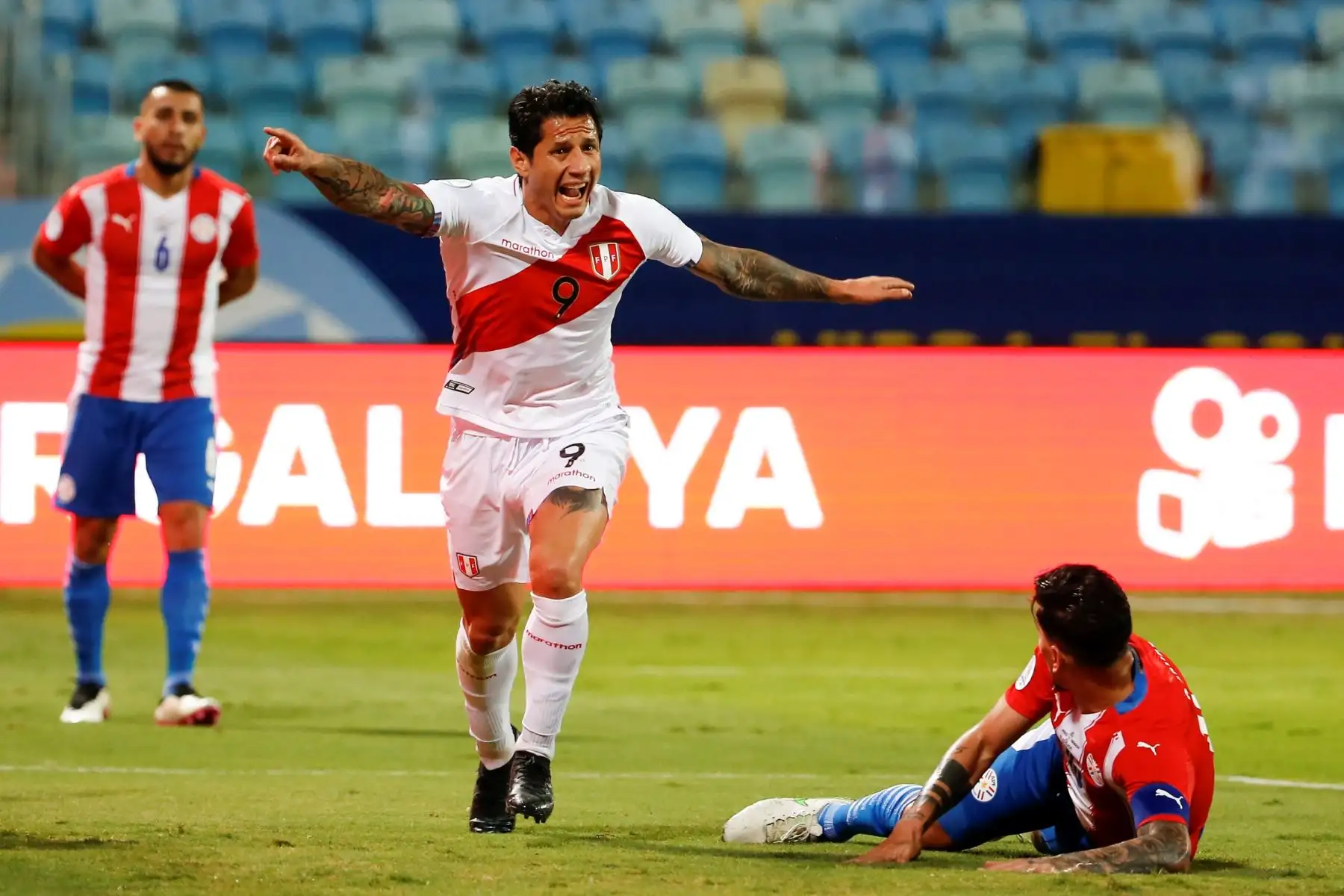 Gianluca Lapadula de Perú celebra con sus compañeros tras anotar contra Paraguay durante partido por los cuartos de final de la Copa América, en el estadio Olímpico Pedro Ludovico Teixeira, en Goiania, Brasil. Foto: EFE
