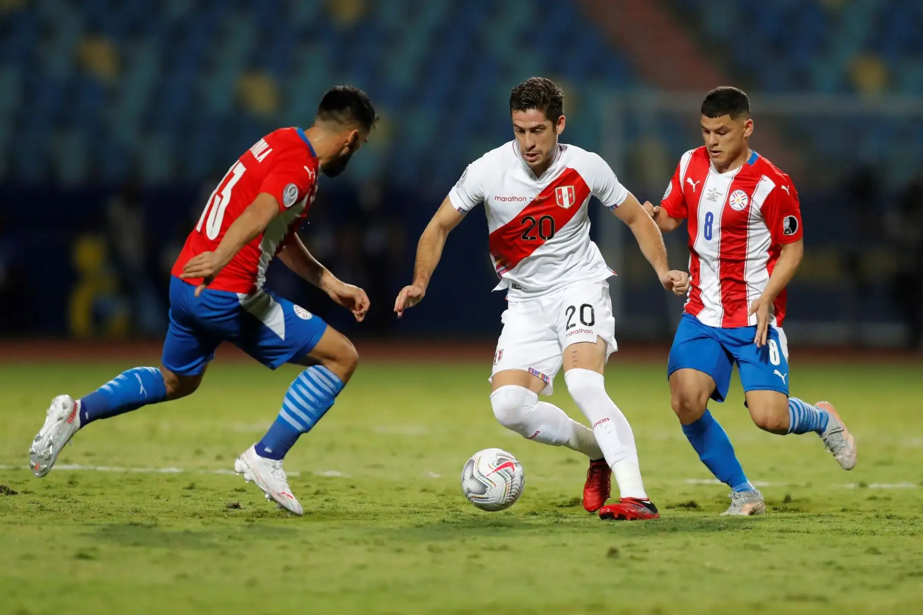 Santiago Ormeño de Perú disputa el balón con Alberto Espínola y Richard Sánchez de Paraguay durante partido por los cuartos de final de la Copa América, en el estadio Olímpico Pedro Ludovico Teixeira, en Goiania, Brasil. Foto: EFE