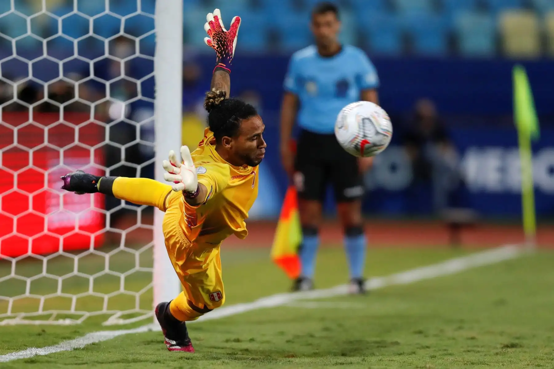 El arquero Pedro Gallese de Perú en acción durante la tanda de penales contra Paraguay durante un partido por los cuartos de final de la Copa América, en el estadio Olímpico Pedro Ludovico Teixeira, en Goiania. Foto: EFE