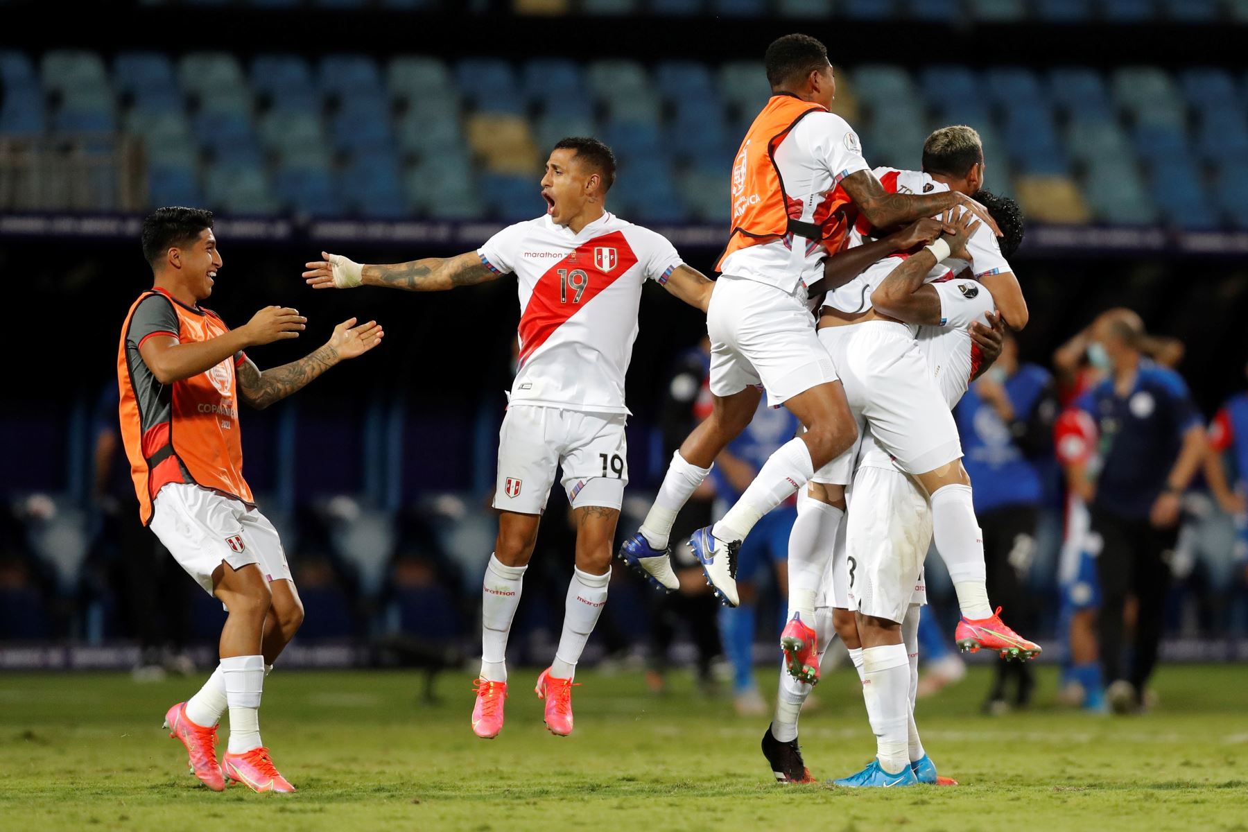 Jugadores de Perú celebran su paso a las semifinales tras vencer en la tanda de penales a Paraguay durante un partido por los cuartos de final de la Copa América, en el estadio Olímpico Pedro Ludovico Teixeira, en Goiania, Brasil. Foto: EFE