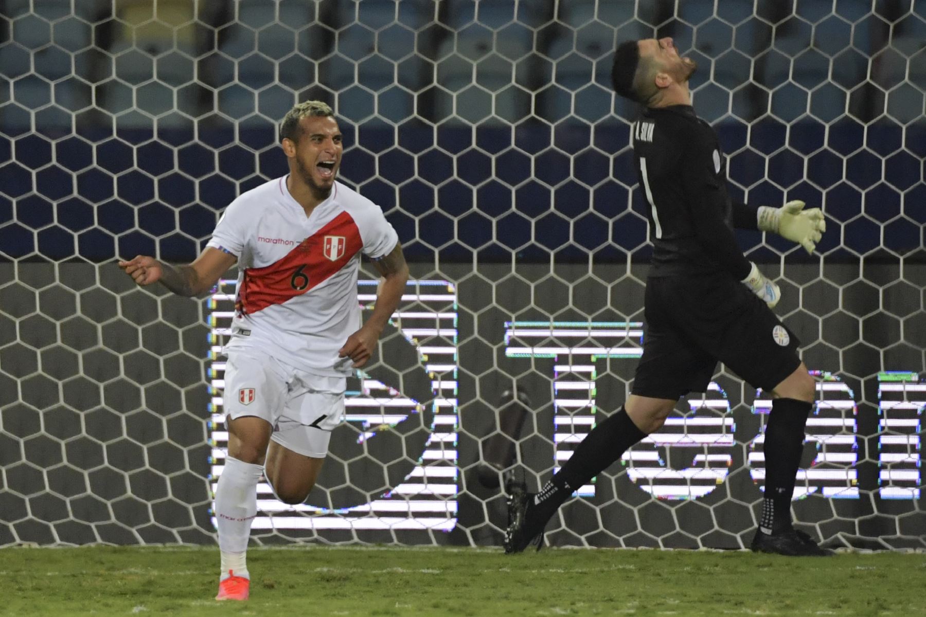 El peruano Miguel Trauco celebra tras anotar el gol definitivo durante la tanda de penaltis contra Paraguay por los cuartos de final de la Copa América 2021, en el Estadio Olímpico de Goiania, Brasil. Foto: AFP