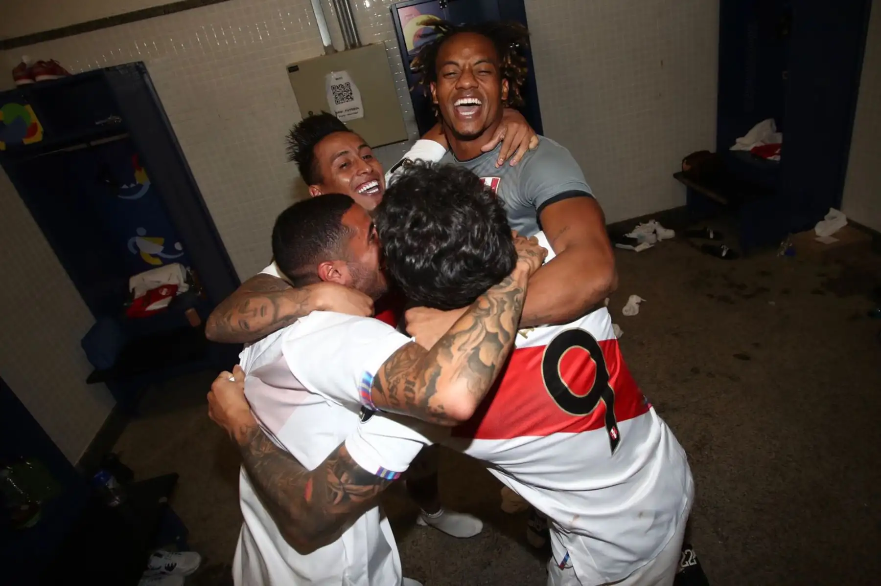 Selección peruana celebró en los camerinos la clasificación a semifinal de la Copa América. Christian Cueva, Sergio Peña, Gianluca Lapadula, André Carrillo y Aldo Corzo mostraron su alegría tras el triunfo ante Paraguay. Foto: FPF