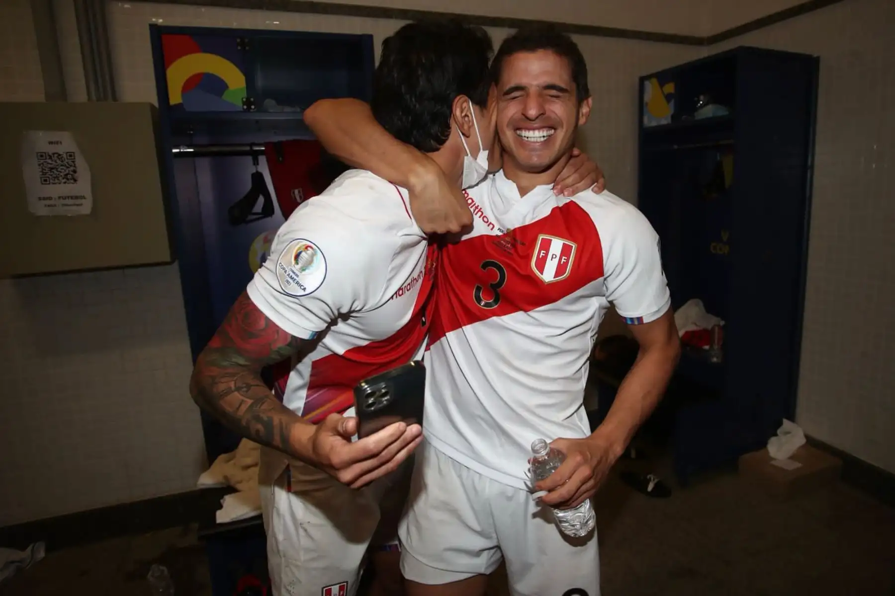 Selección peruana celebró en los camerinos la clasificación a semifinal de la Copa América. Christian Cueva, Sergio Peña, Gianluca Lapadula, André Carrillo y Aldo Corzo mostraron su alegría tras el triunfo ante Paraguay. Foto: FPF