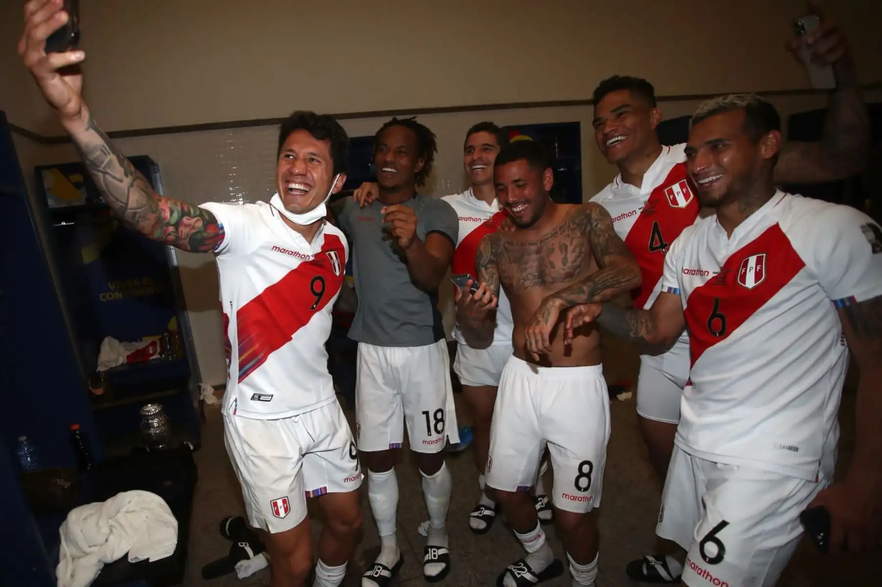 Selección peruana celebró en los camerinos la clasificación a semifinal de la Copa América. Christian Cueva, Sergio Peña, Gianluca Lapadula, André Carrillo y Aldo Corzo mostraron su alegría tras el triunfo ante Paraguay. Foto: FPF