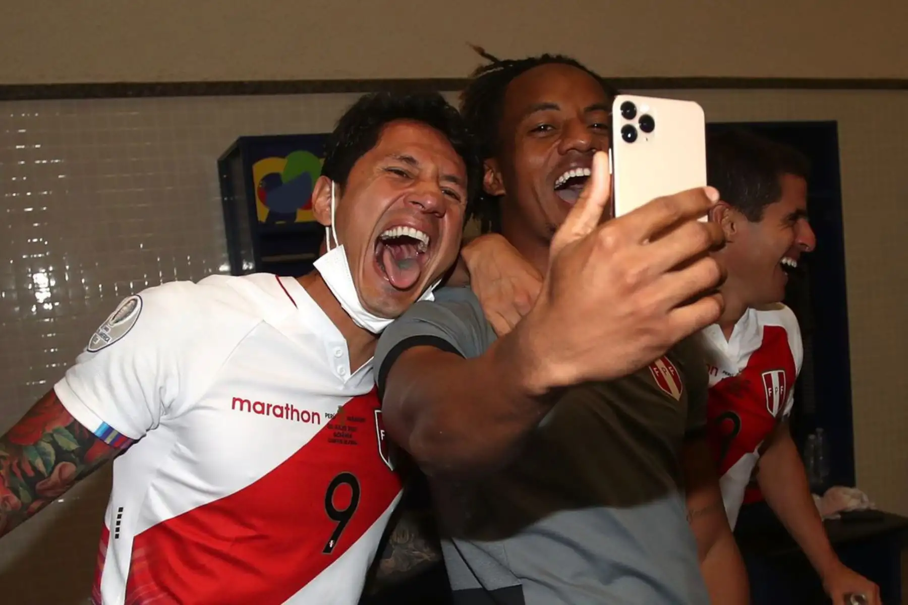 Selección peruana celebró en los camerinos la clasificación a semifinal de la Copa América. Christian Cueva, Sergio Peña, Gianluca Lapadula, André Carrillo y Aldo Corzo mostraron su alegría tras el triunfo ante Paraguay. Foto: FPF
