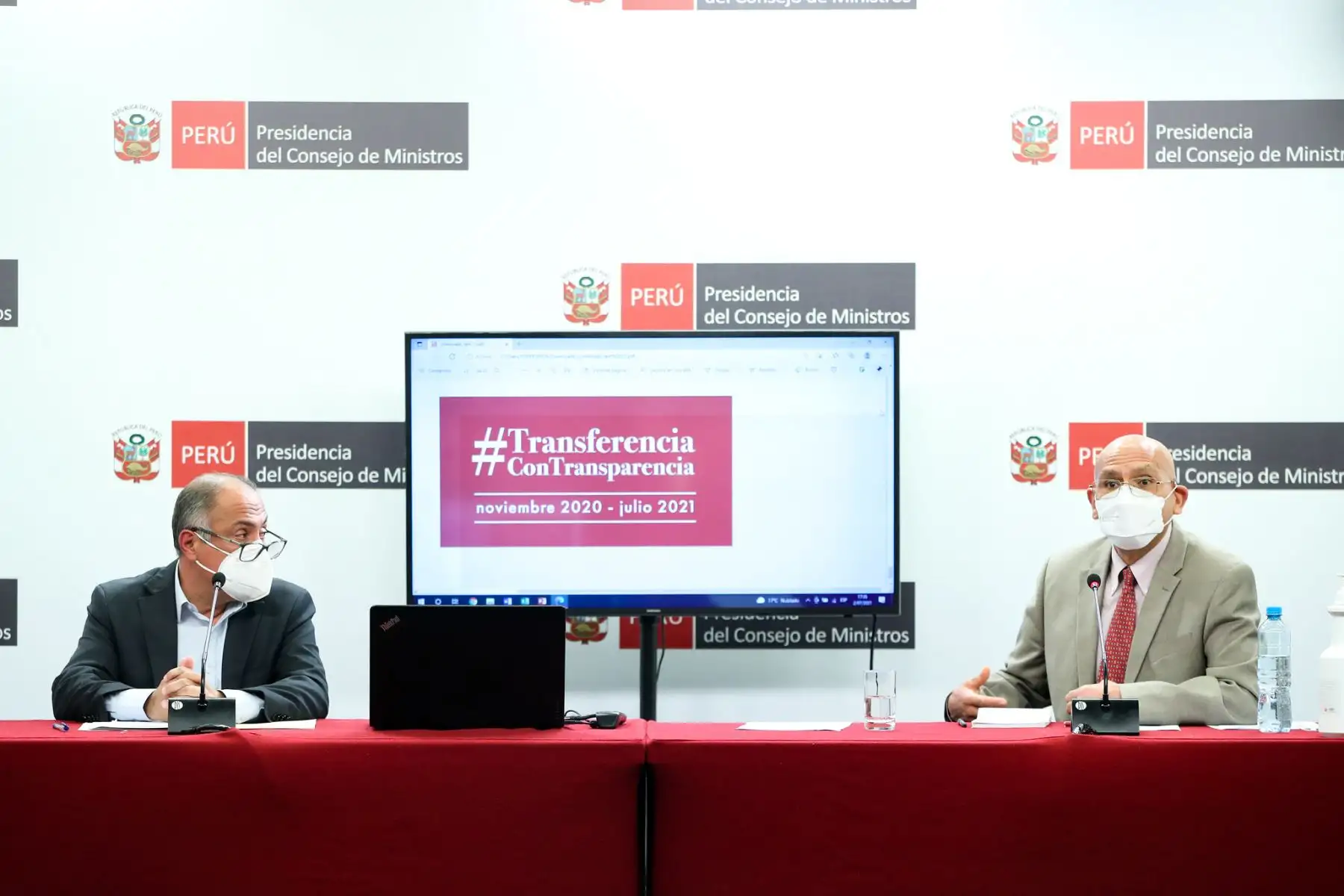 El ministro de Economía y Finanzas, Waldo Mendoza, junto al ministro de Trabajo y Promoción del Empleo, Javier Palacios, ofrecieron el balance de su gestión en conferencia de prensa como parte de las sesiones “Transferencia con Transparencia”. Foto. ANDINA/PCM