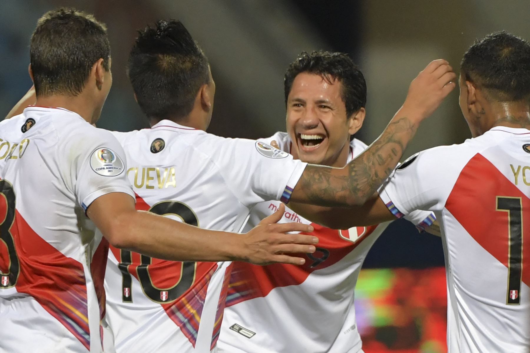 “Estoy muy feliz por todo el equipo, por los muchachos, por el Perú, por toda la gente que trabaja en la selección, tenemos que salir adelante”, mencionó Lapadula. Foto: AFP