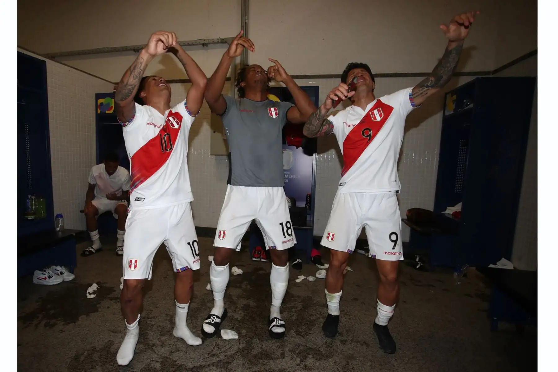 Selección peruana celebró en los camerinos la clasificación a semifinal de la Copa América. Christian Cueva, Gianluca Lapadula y André Carrillo mostraron su alegría tras el triunfo ante Paraguay. Foto: FPF
