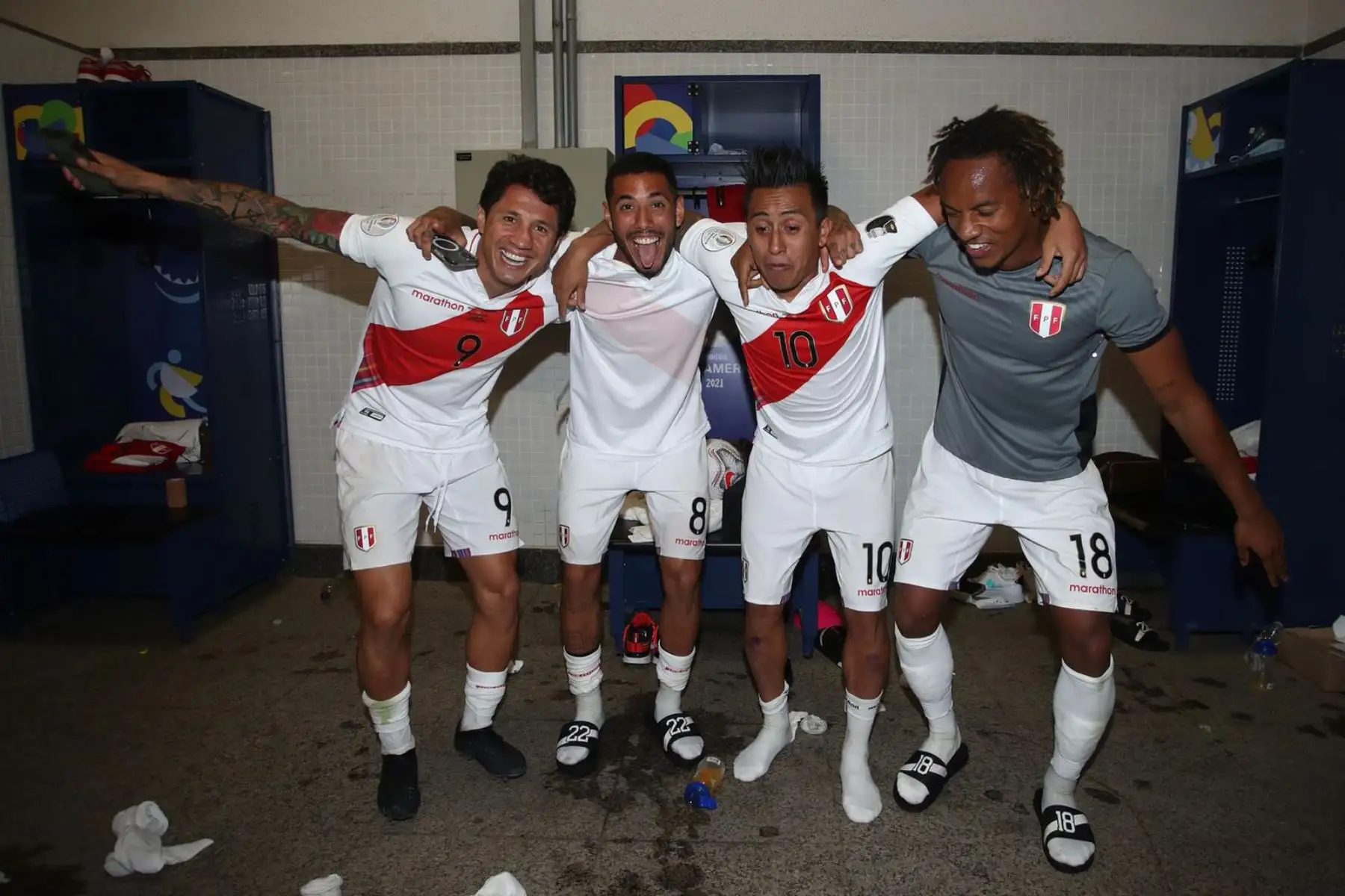 Selección peruana celebró en los camerinos la clasificación a semifinal de la Copa América. Christian Cueva, Sergio Peña, Gianluca Lapadula y André Carrillo mostraron su alegría tras el triunfo ante Paraguay. Foto: FPF