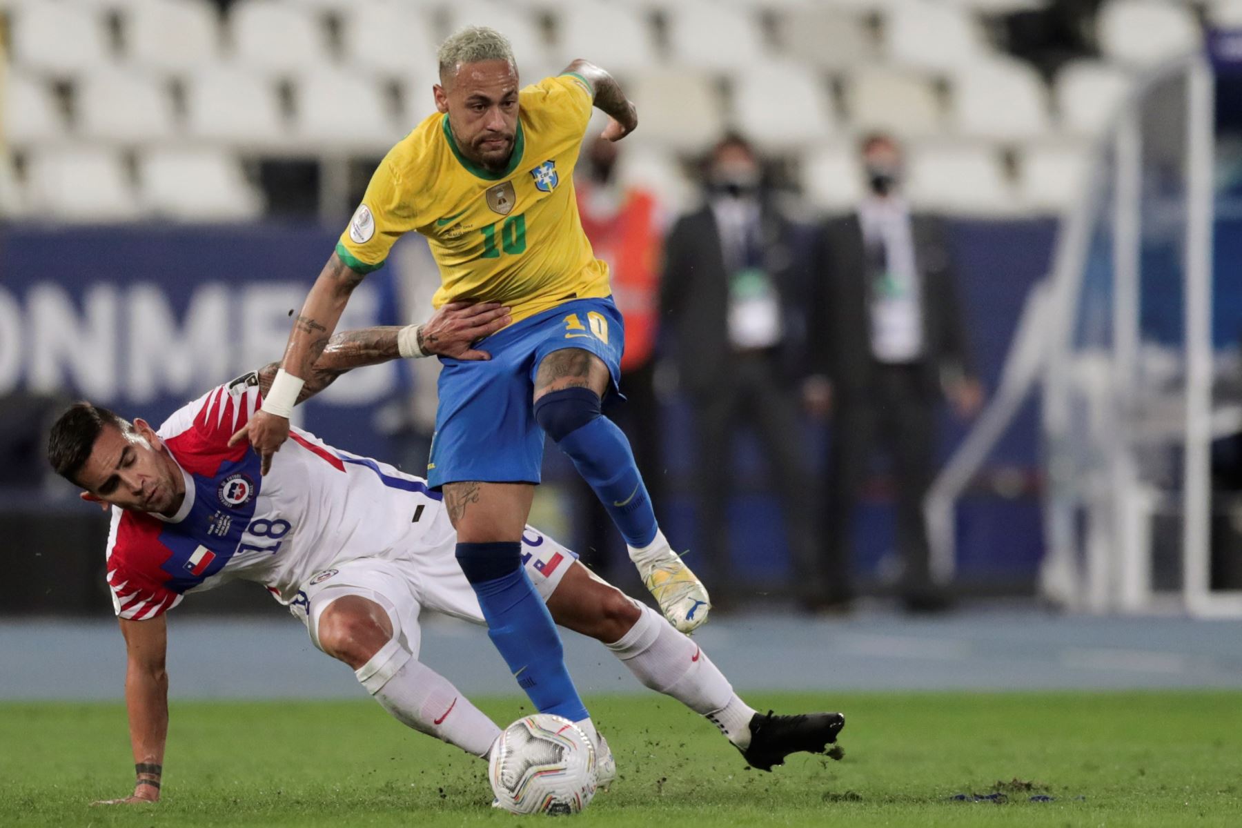 Neymar de Brasil disputa un balón con Sebastián Vegas de Chile durante partido por los cuartos de final de la Copa América, en el estadio Nilton Santos en Río de Janeiro, Brasil. Foto: EFE