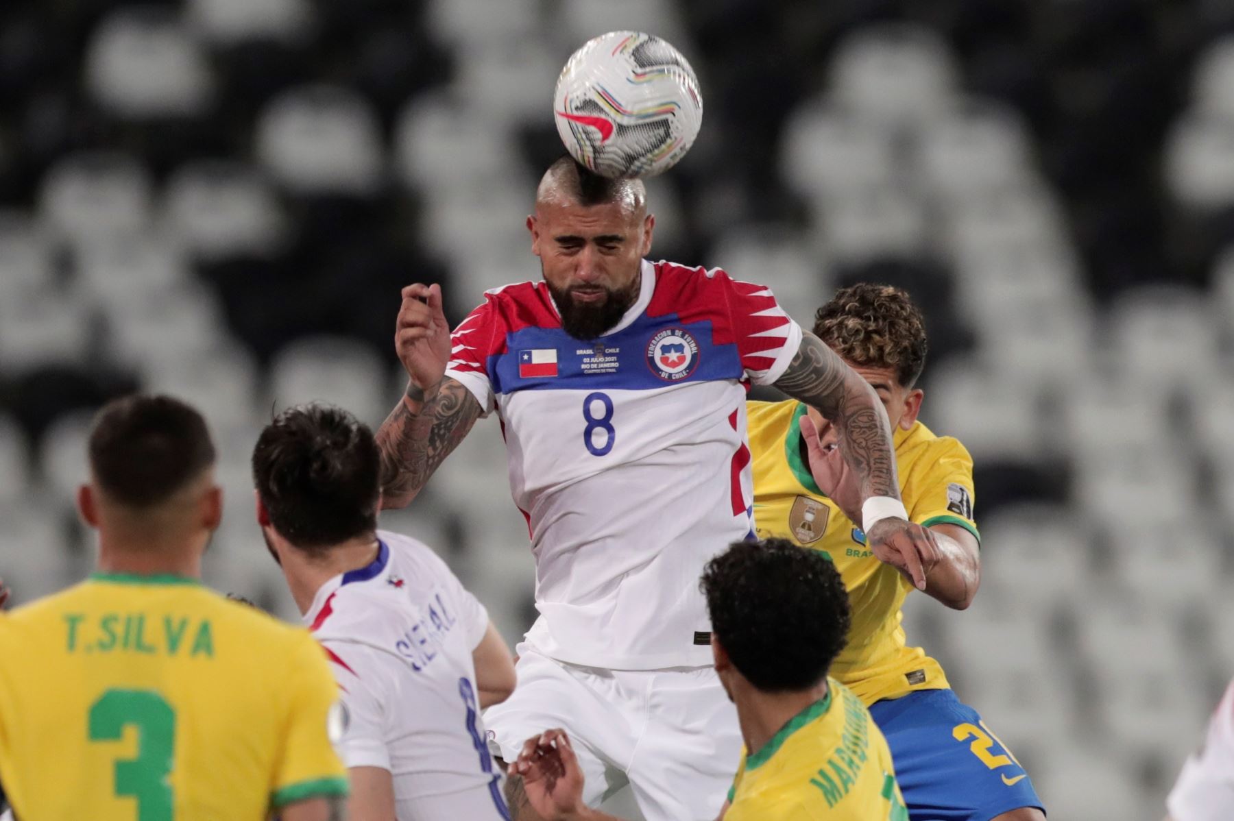 Arturo Vidal de Chile cabecea el balón durante partido por los cuartos de final de la Copa América, en el estadio Nilton Santos en Río de Janeiro, Brasil. Foto: EFE