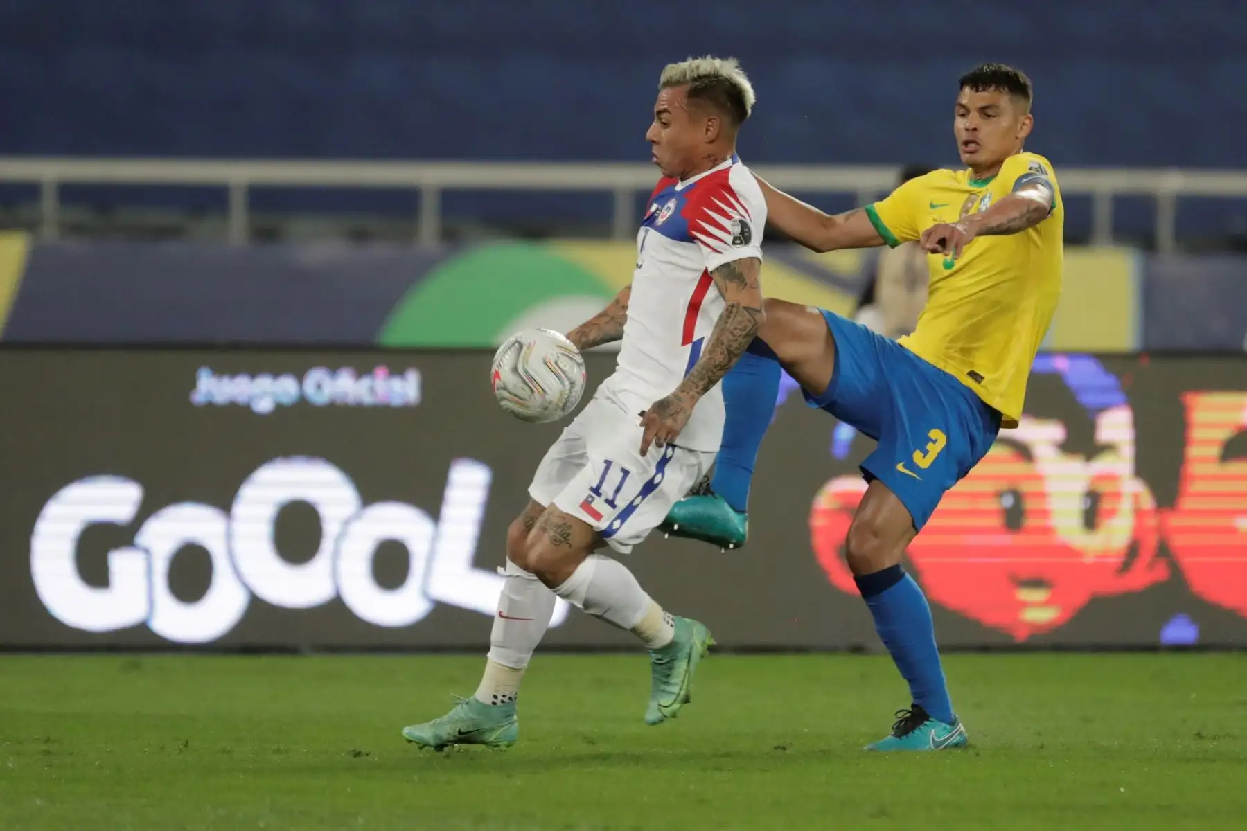Thiago Silva de Brasil disputa un balón con Eduardo Vargas de Chile durante partido por los cuartos de final de la Copa América, en el estadio Nilton Santos en Río de Janeiro, Brasil. Foto: EFE