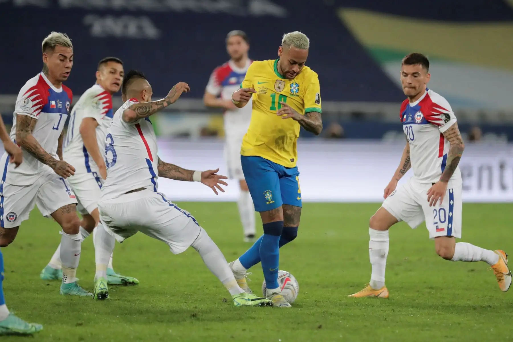 Neymar de Brasil disputa un balón con Arturo Vidal de Chile durante partido por los cuartos de final de la Copa América, en el estadio Nilton Santos en Río de Janeiro, Brasil. Foto: EFE