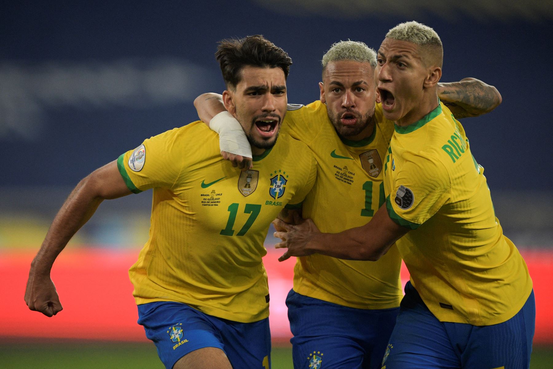 El brasileño Lucas Paqueta celebra con el brasileño Neymar y el brasileño Richarlison luego de anotar contra Chile durante los cuartos de final de la Copa América 2021, en el Estadio Nilton Santos en Río de Janeiro, Brasil. Foto: AFP
