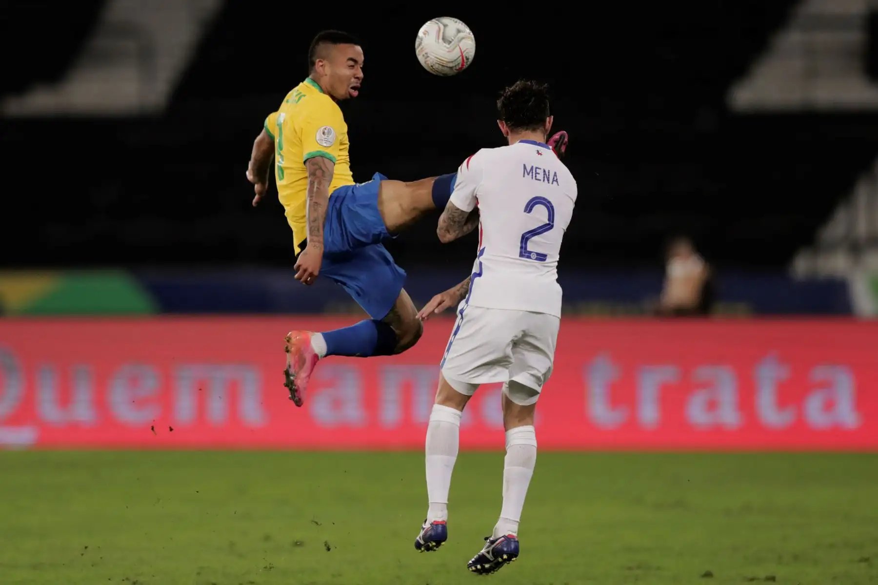 Jugada en la que Gabriel Jesus de Brasil es sancionado con tarjeta roja mientras disputa un balón con Eugenio Mena de Chile durante partido por los cuartos de final de la Copa América, en el estadio Nilton Santos en Río de Janeiro, Brasil. Foto: EFE