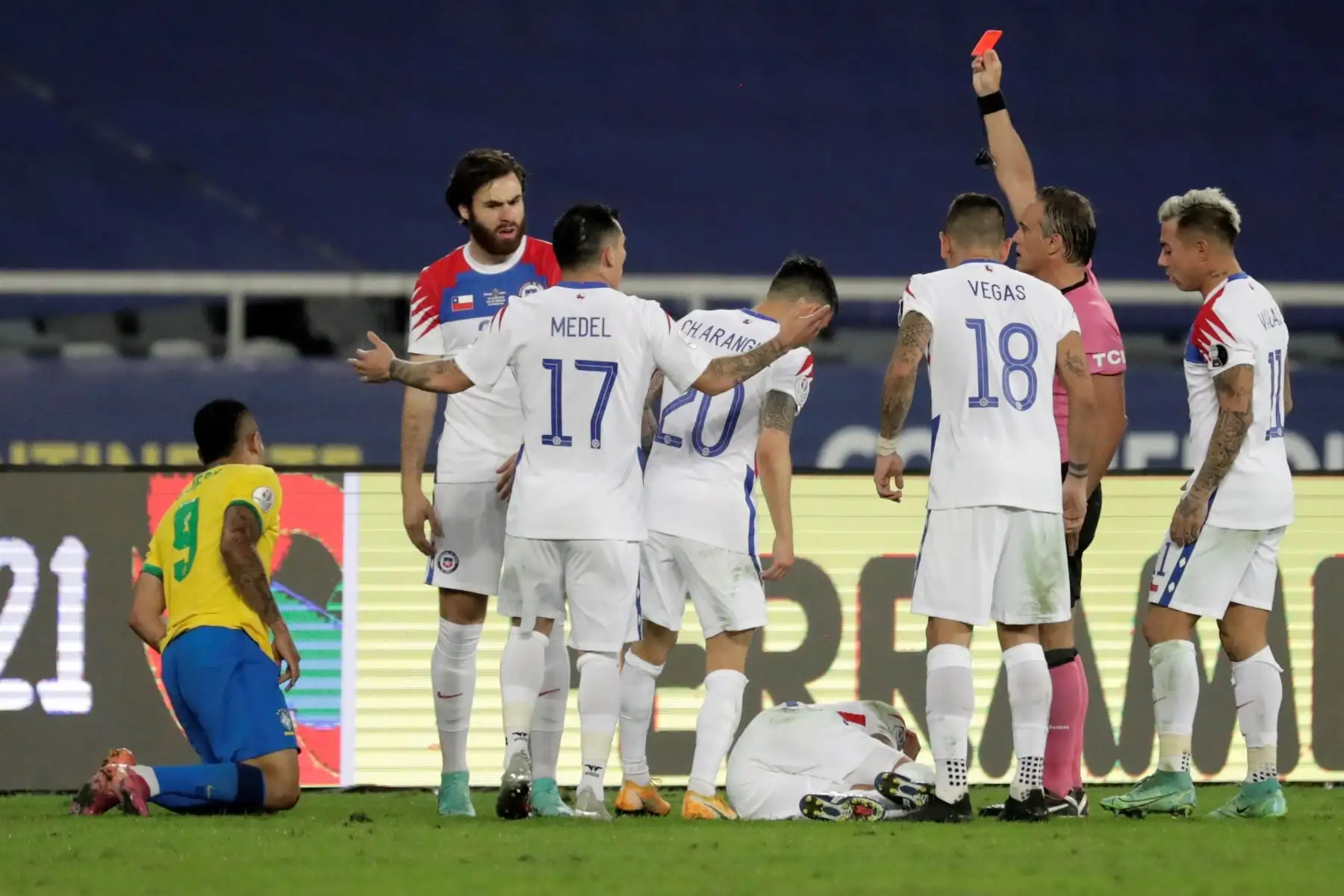 El árbitro argentino Patricio Loustau expulsa a Gabriel Jesús de Brasil durante un partido contra Chile por los cuartos de final de la Copa América, en el estadio Nilton Santos de Río de Janeiro, Brasil. Foto: EFE