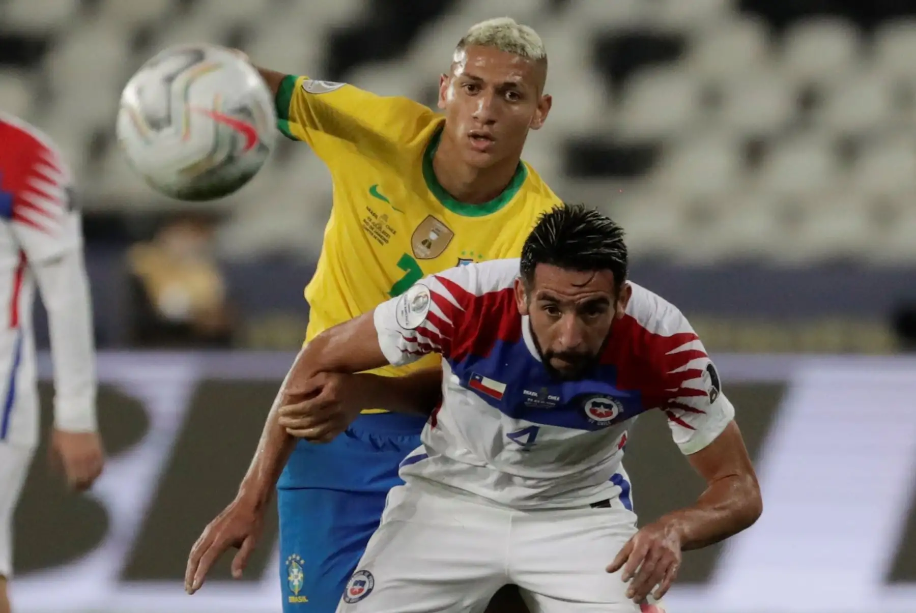 Richarlison de Brasil disputa el balón con Mauricio Isla de Chile durante partido por los cuartos de final de la Copa América, en el estadio Nilton Santos de Río de Janeiro, Brasil. Foto: EFE