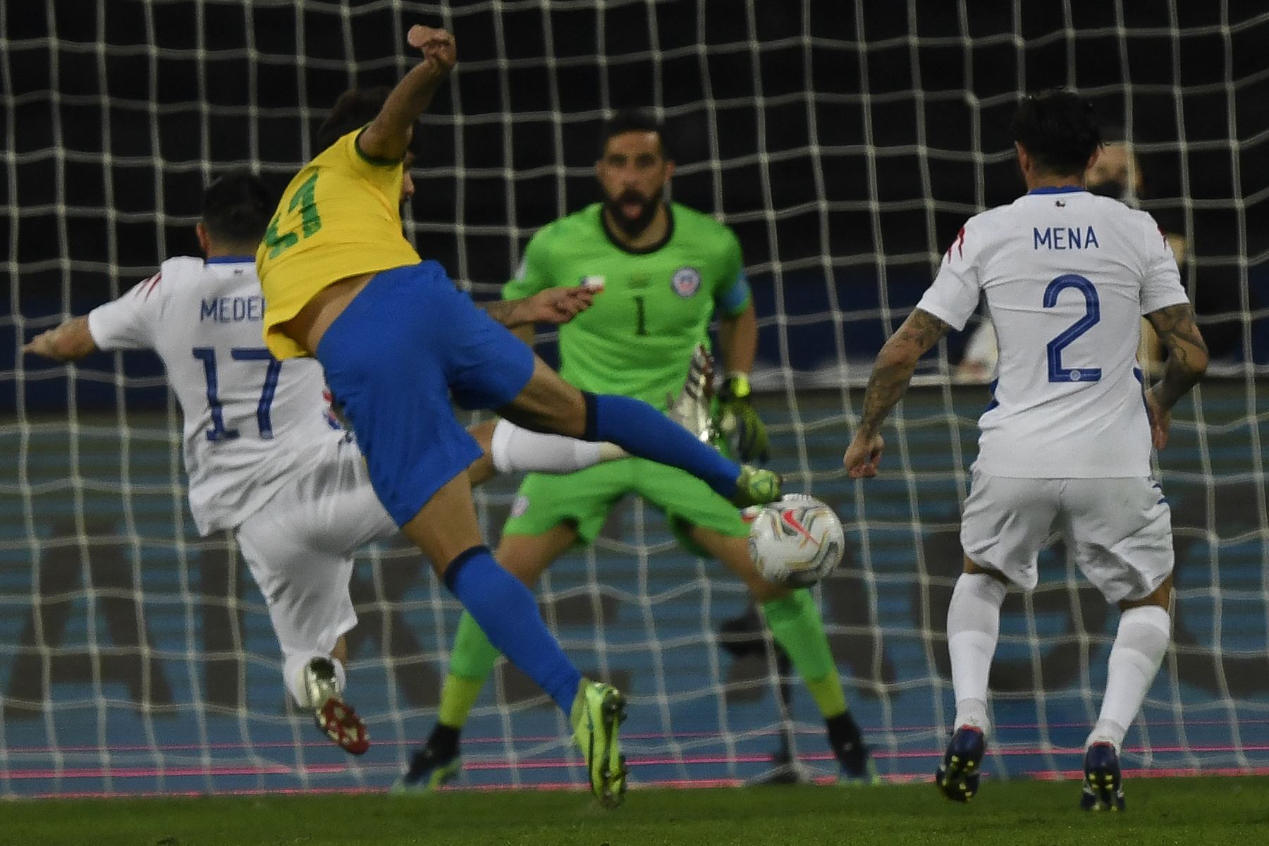 El brasileño Lucas Paqueta dispara para anotar contra Chile durante los cuartos de final de la Copa América, en el Estadio Nilton Santos de Río de Janeiro, Brasil. Foto: AFP